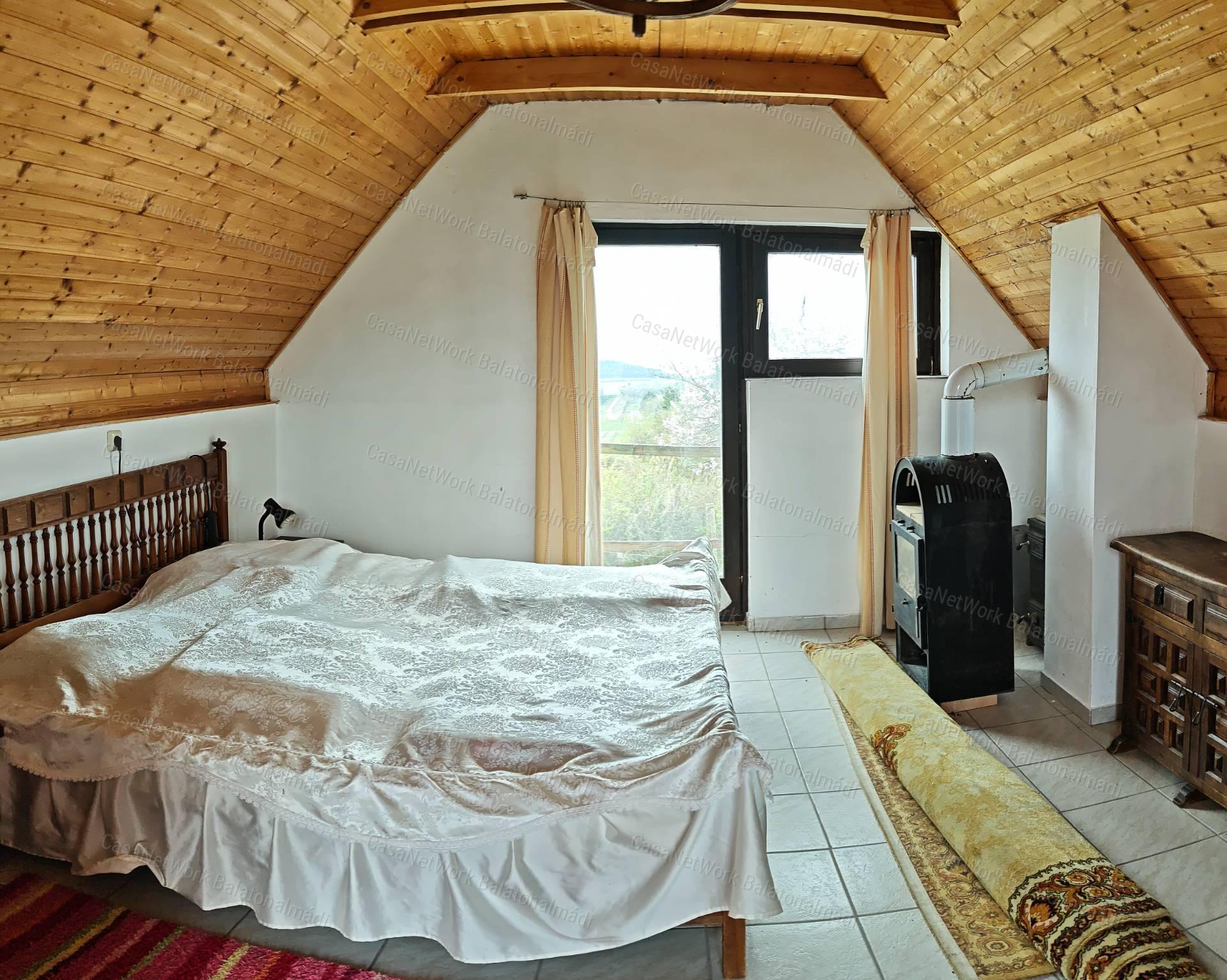 Balatoni panorámás nyaraló eladó Felsőörsön