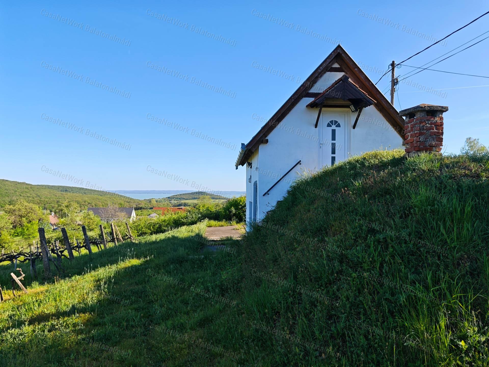 Balatoni panorámás nyaraló eladó Felsőörsön