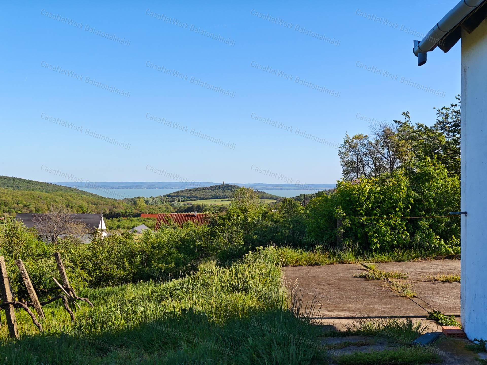 Balatoni panorámás nyaraló eladó Felsőörsön