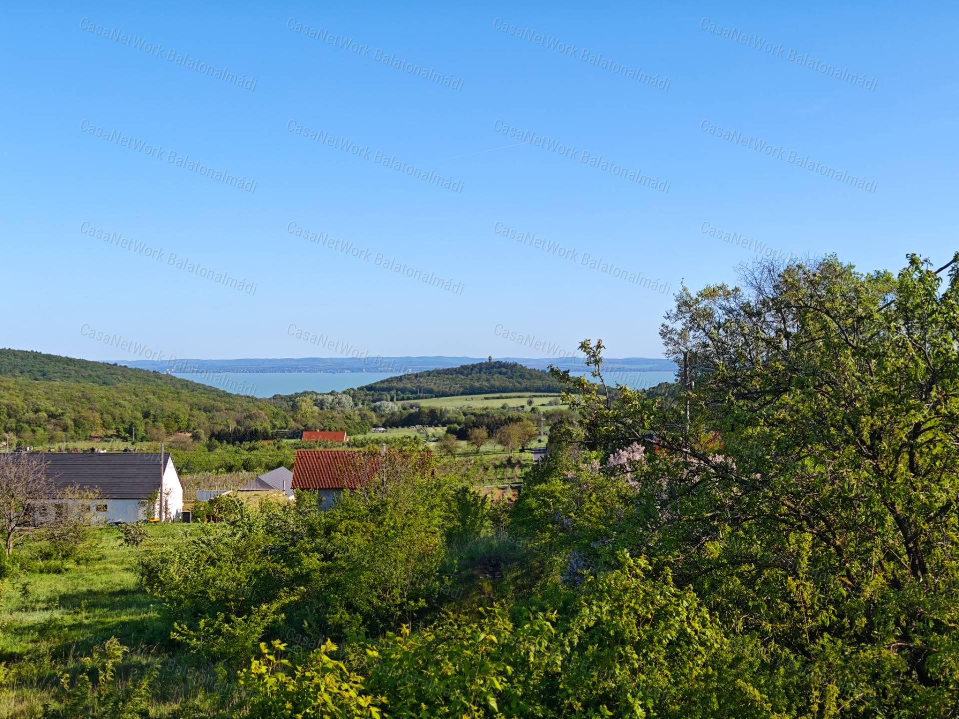 Balatoni panorámás nyaraló eladó Felsőörsön