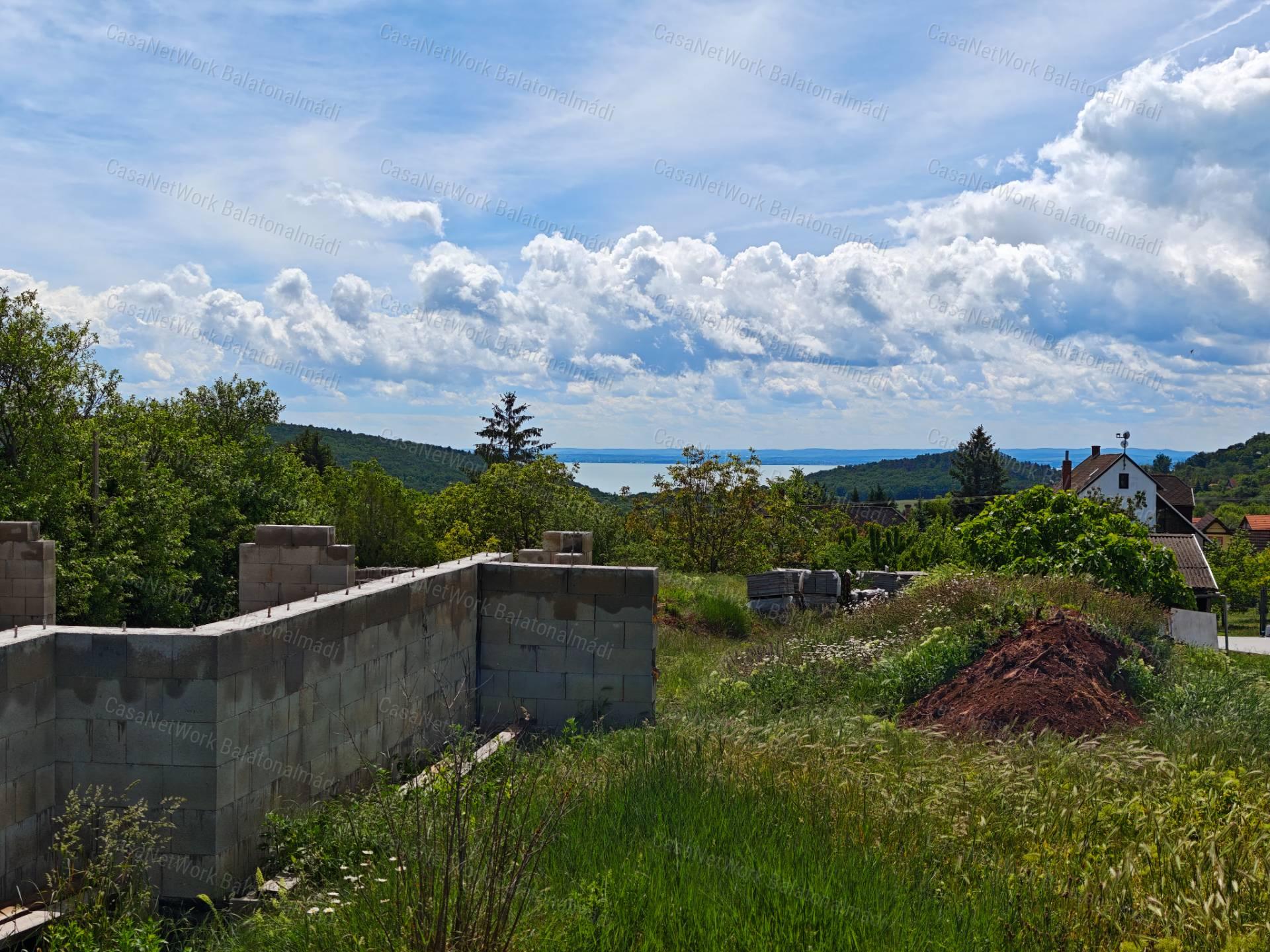 Balatoni panorámás építési telek eladó Felsőörsön