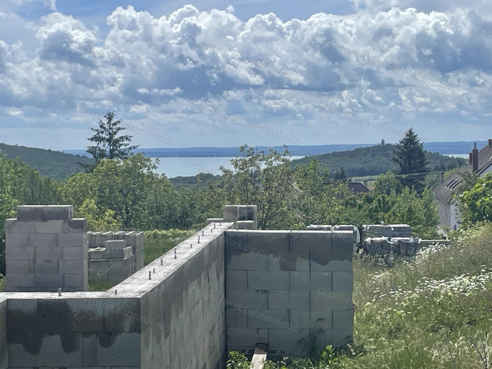 Balatoni panorámás építési telek eladó Felsőörsön