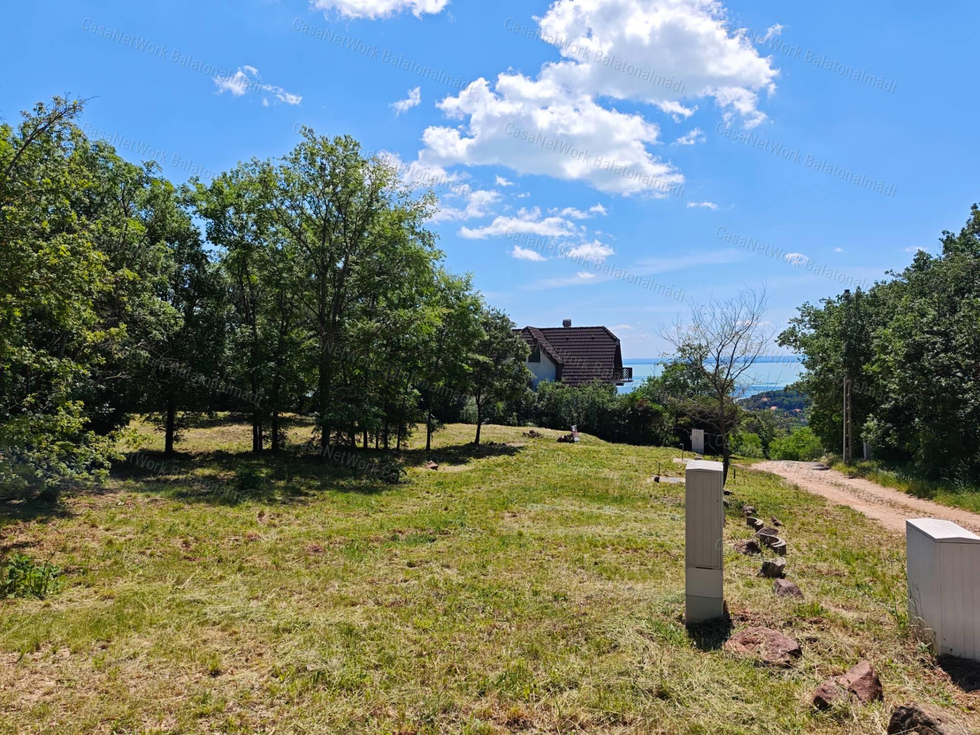 Balatoni részpanorámás építési telek eladó Balatonalmádiban