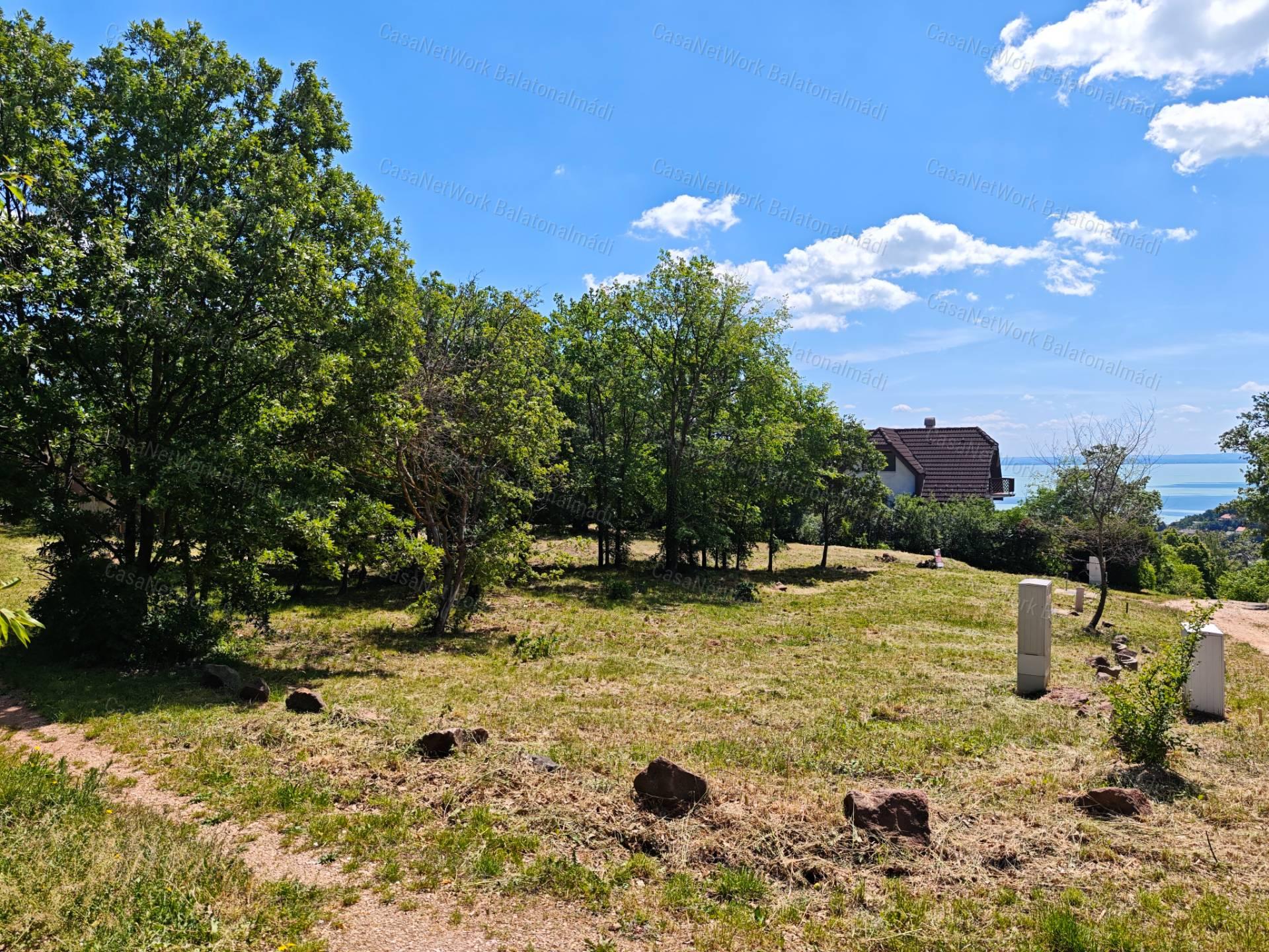 Balatoni részpanorámás építési telek eladó Balatonalmádiban