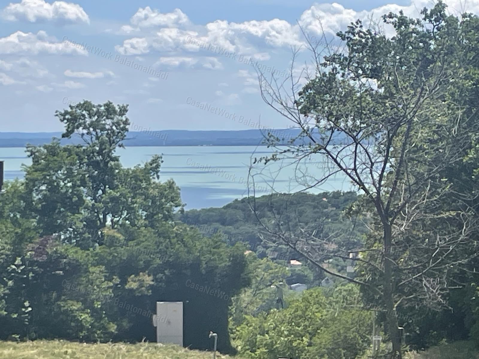 Balatoni részpanorámás építési telek eladó Balatonalmádiban