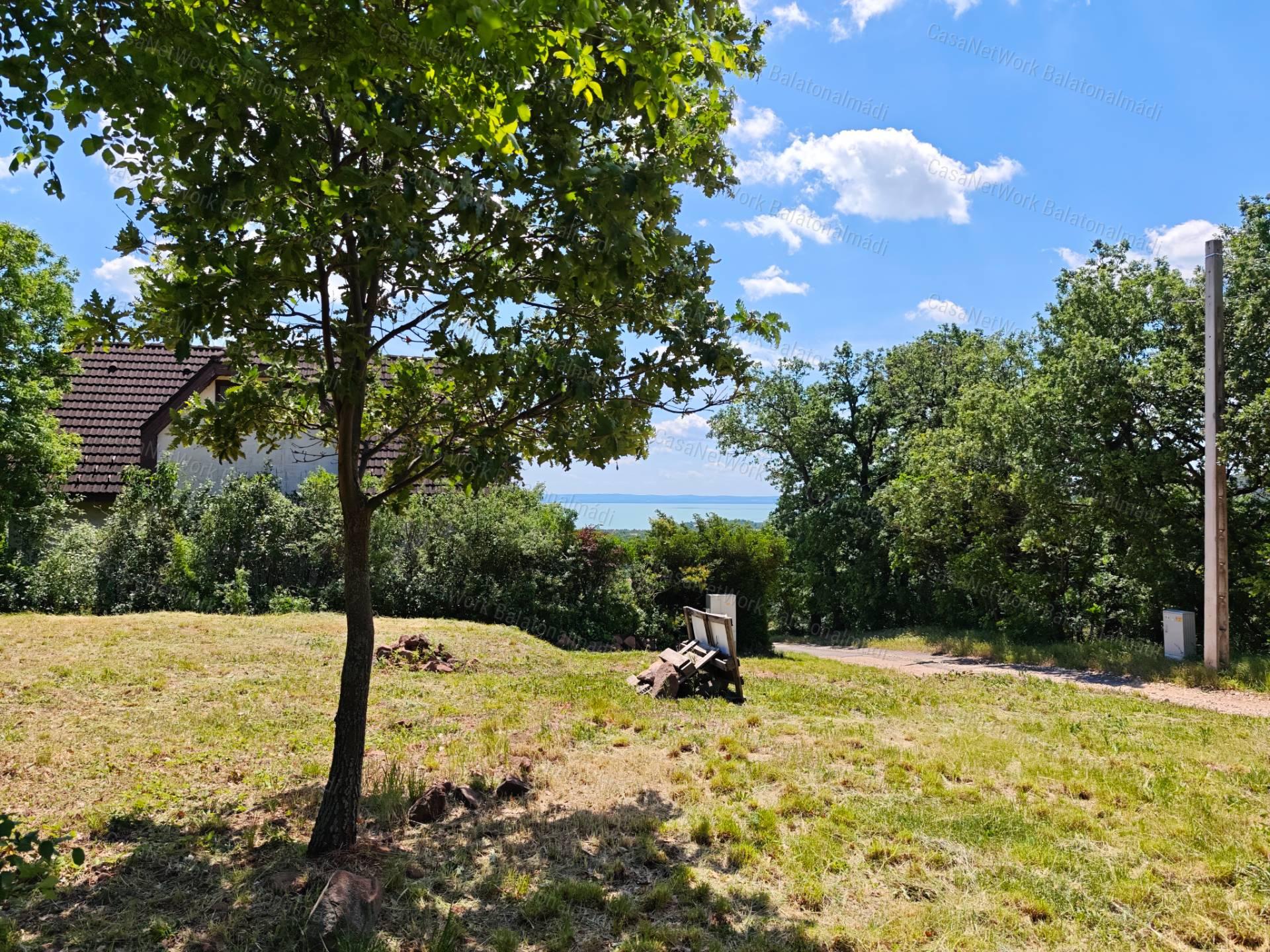 Balatoni részpanorámás telek eladó Balatonalmádiban