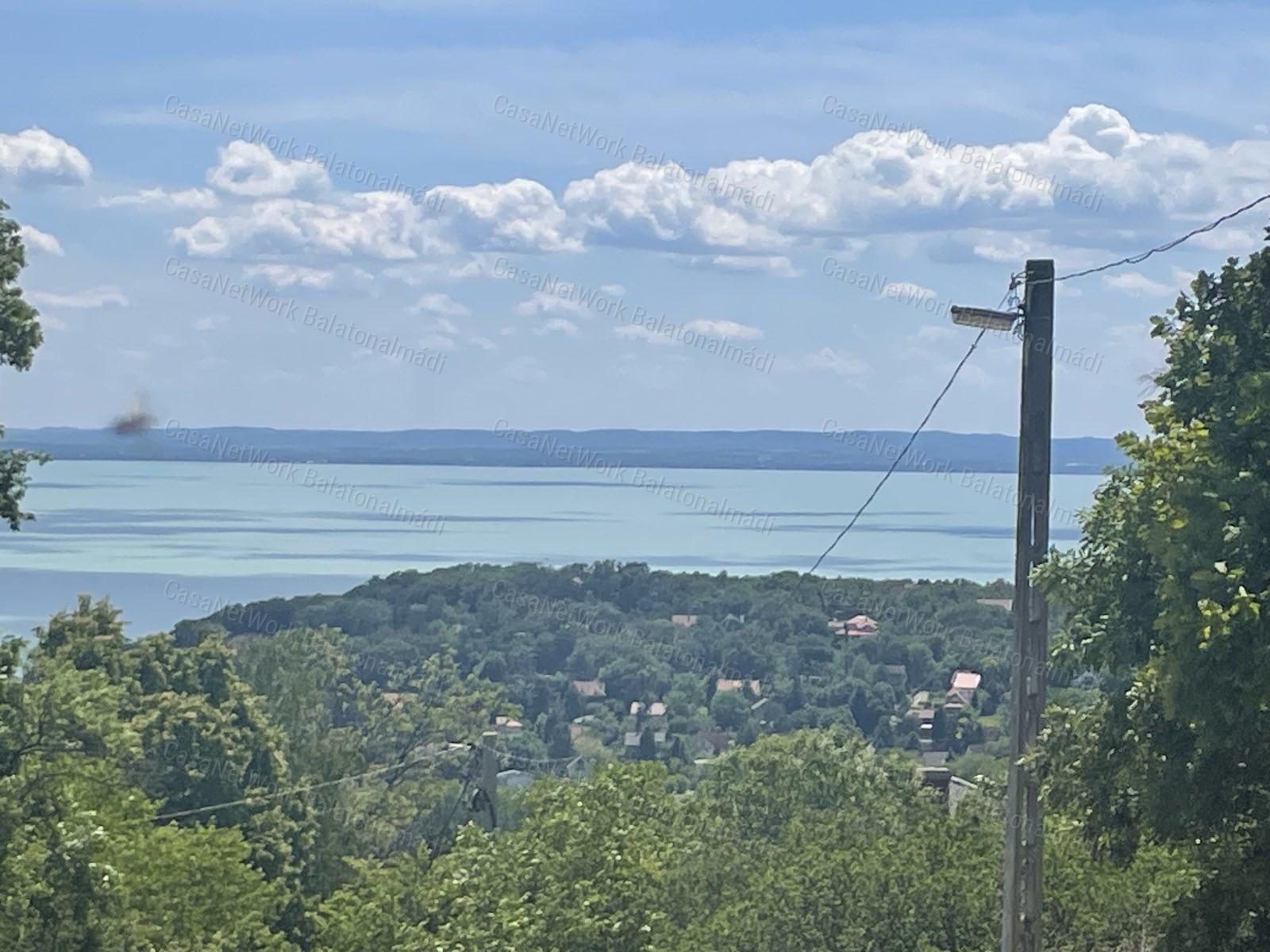 Balatoni részpanorámás telek eladó Balatonalmádiban
