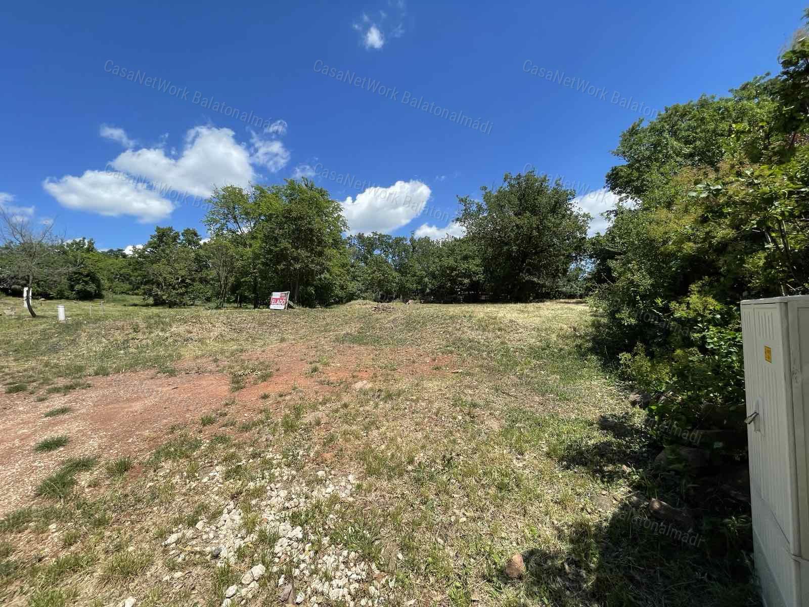 Balatoni részpanorámás telek eladó Balatonalmádiban