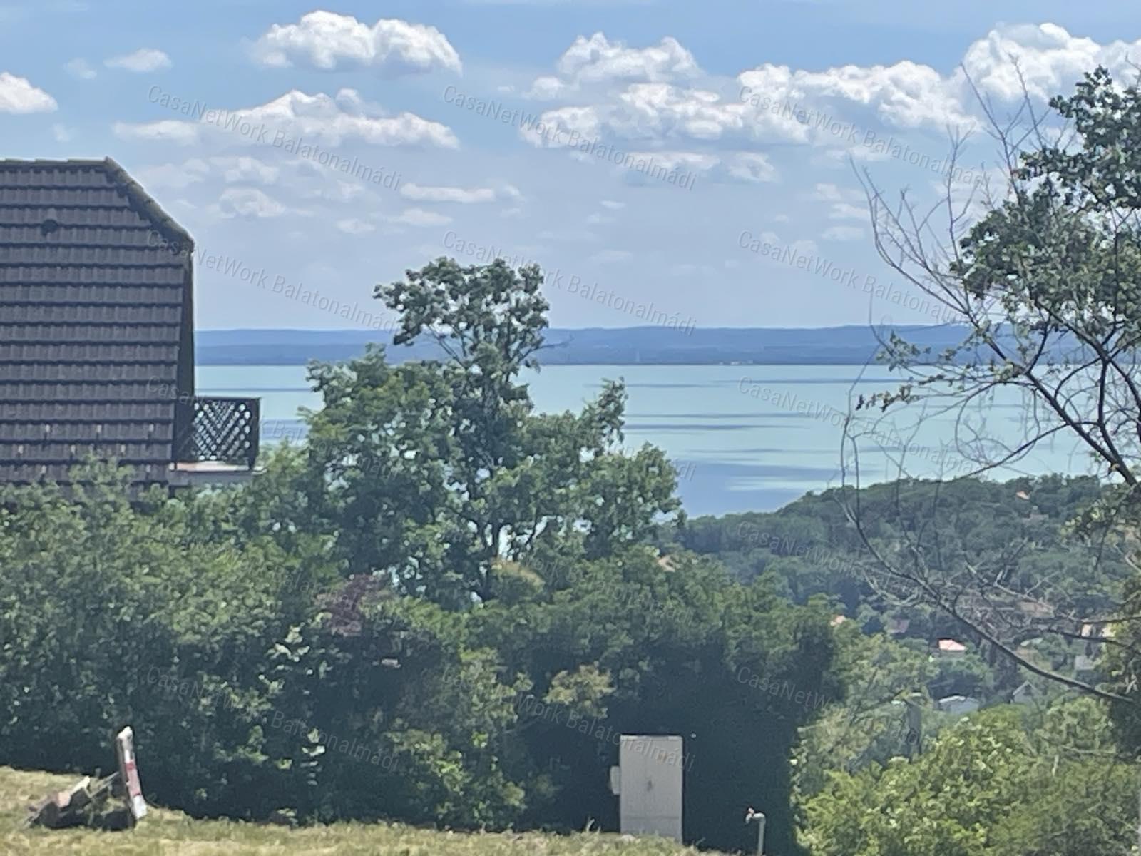 Balatoni részpanorámás telek eladó Balatonalmádiban