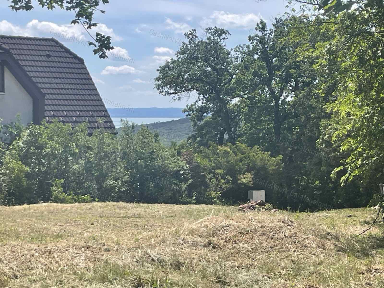 Balatoni részpanorámás telek eladó Balatonalmádiban