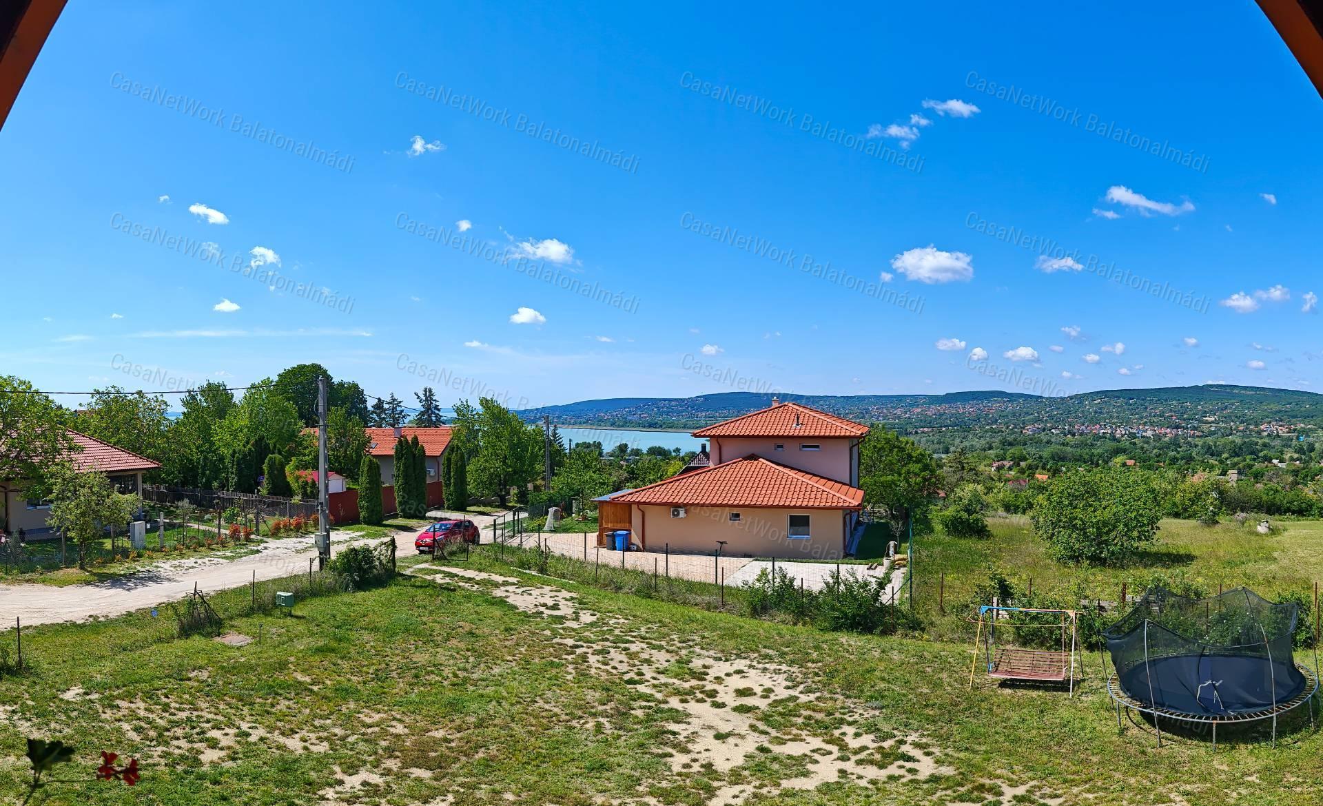 Eladó zöldövezeti, kivételes adottságú családi ház Balatonfűzfőn!