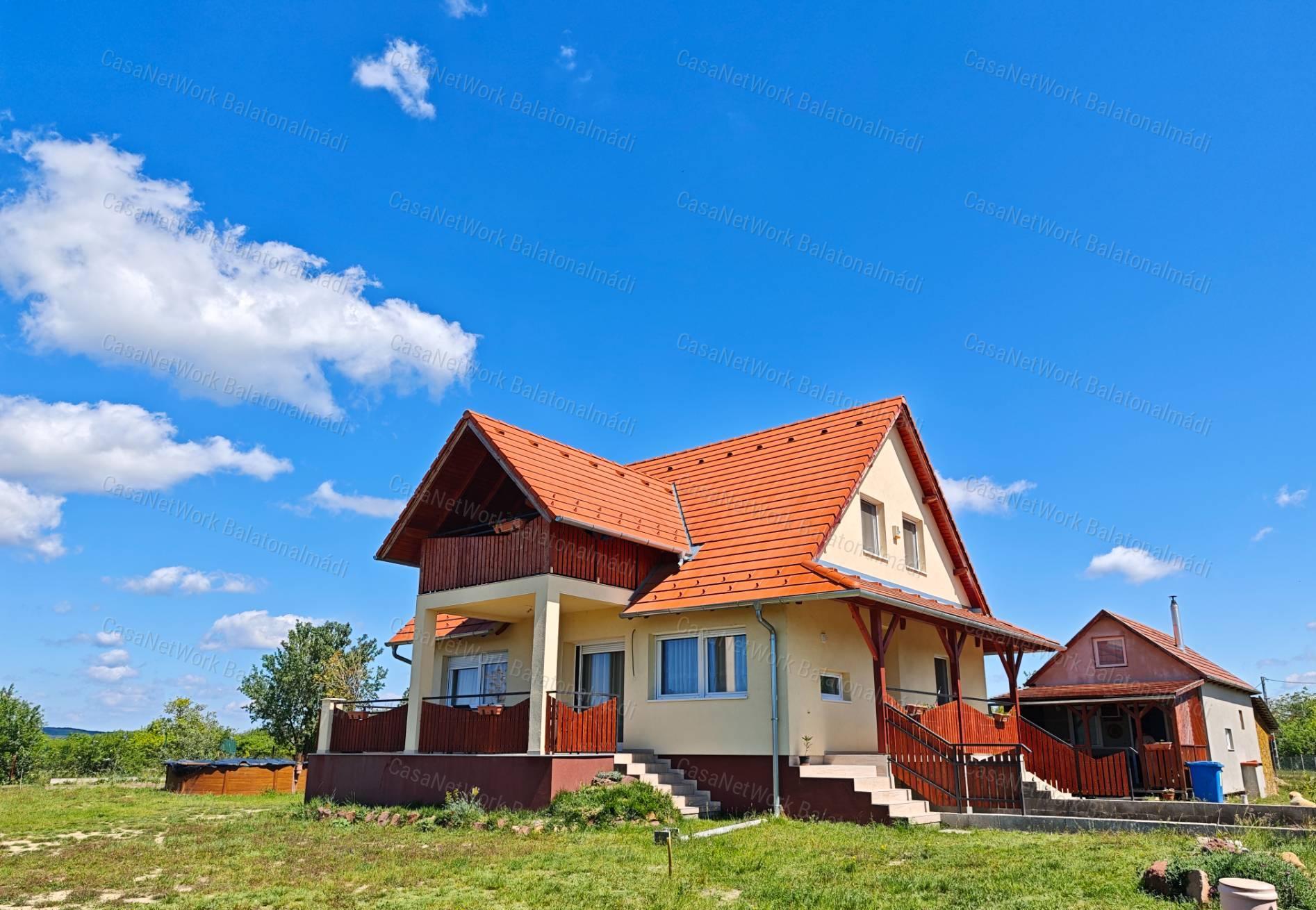 Eladó zöldövezeti, kivételes adottságú családi ház Balatonfűzfőn!