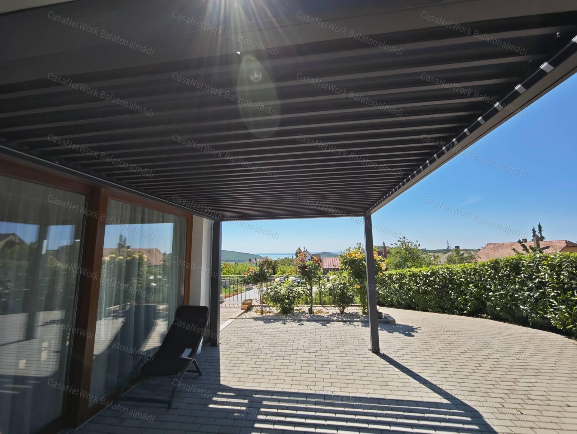 Balatoni panorámás korszerű családi ház eladó Felsőörsön