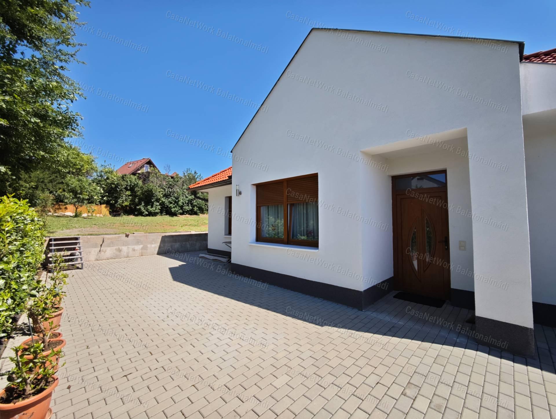 Balatoni panorámás korszerű családi ház eladó Felsőörsön