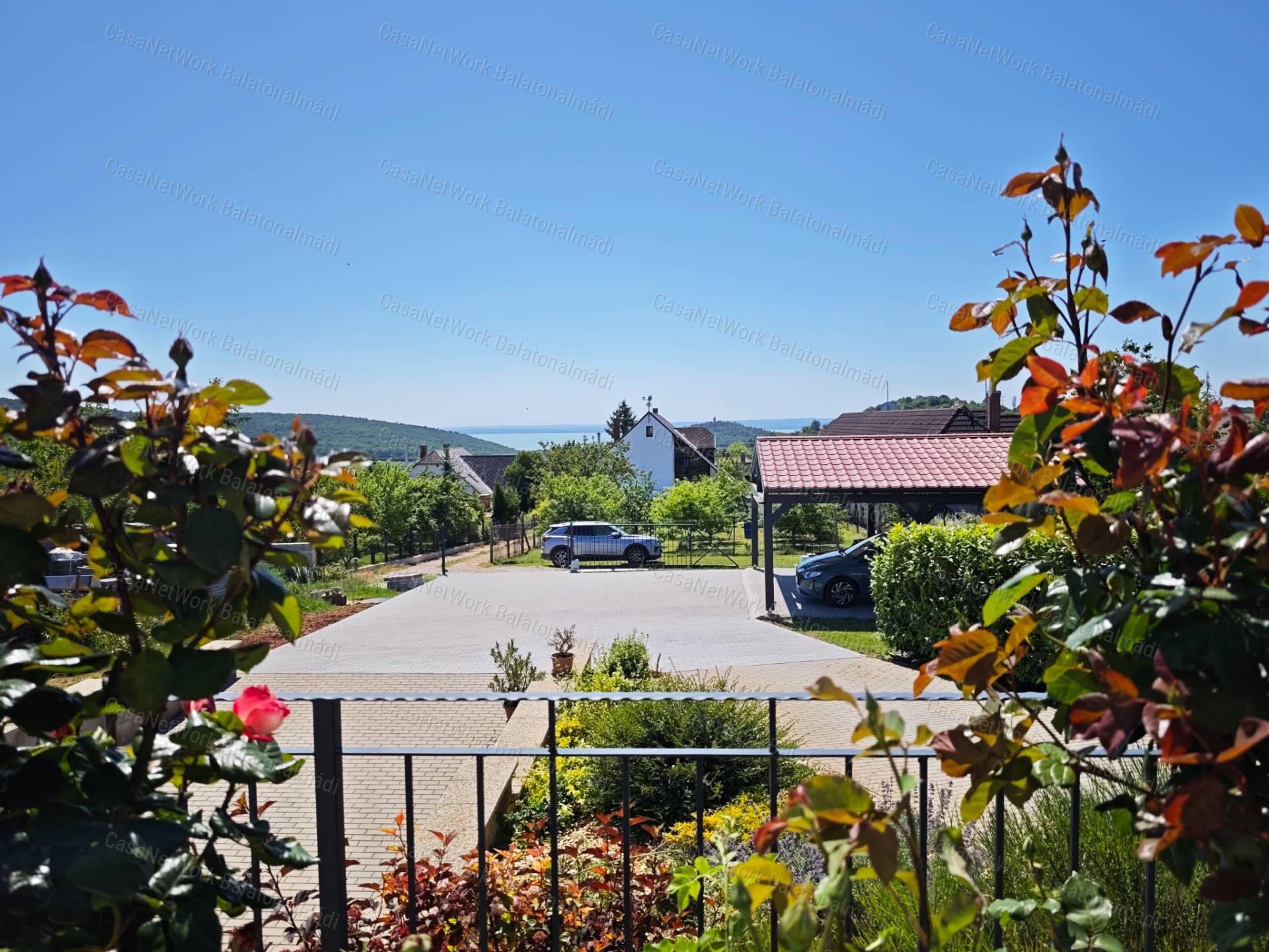 Balatoni panorámás korszerű családi ház eladó Felsőörsön