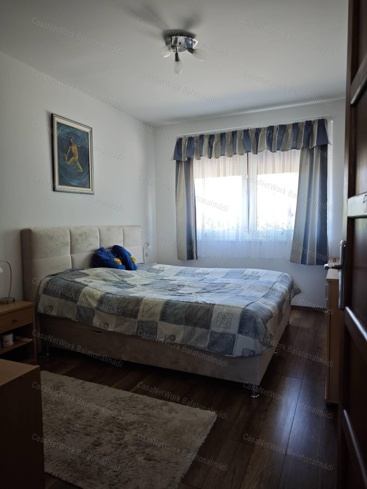 Balatoni panorámás korszerű családi ház eladó Felsőörsön