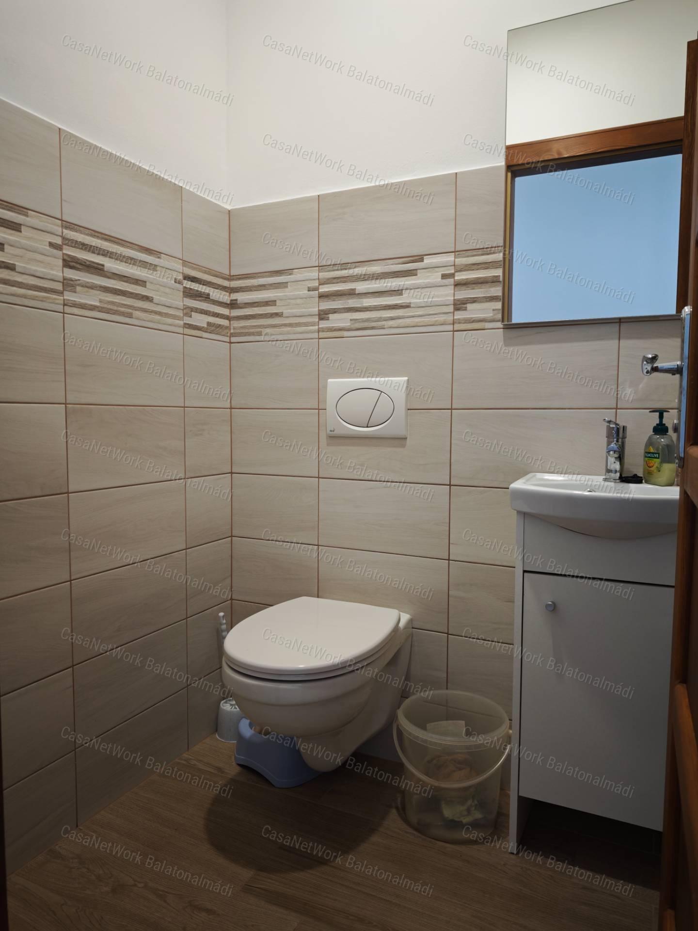 Balatoni panorámás korszerű családi ház eladó Felsőörsön