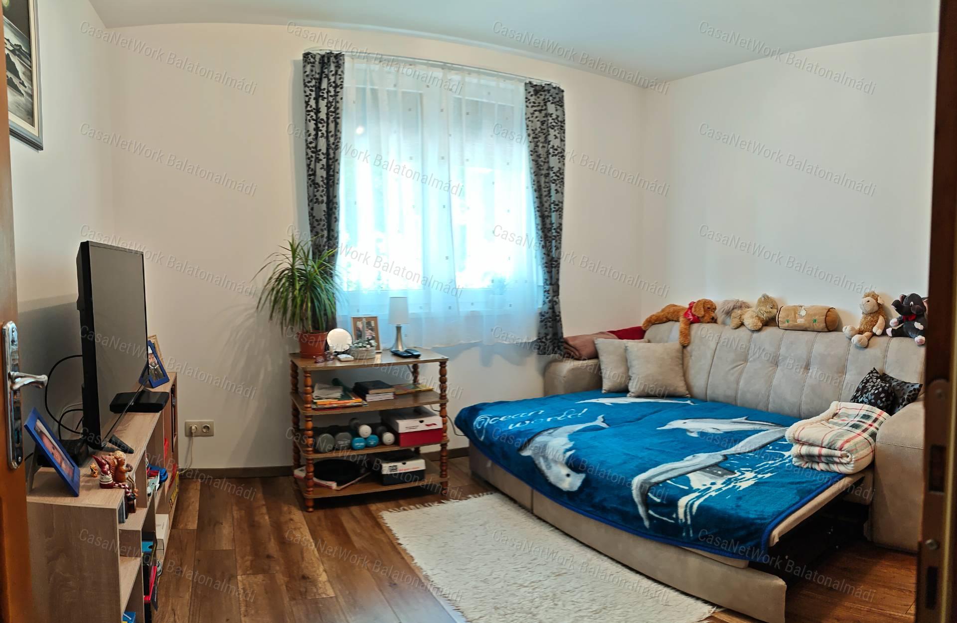 Balatoni panorámás korszerű családi ház eladó Felsőörsön