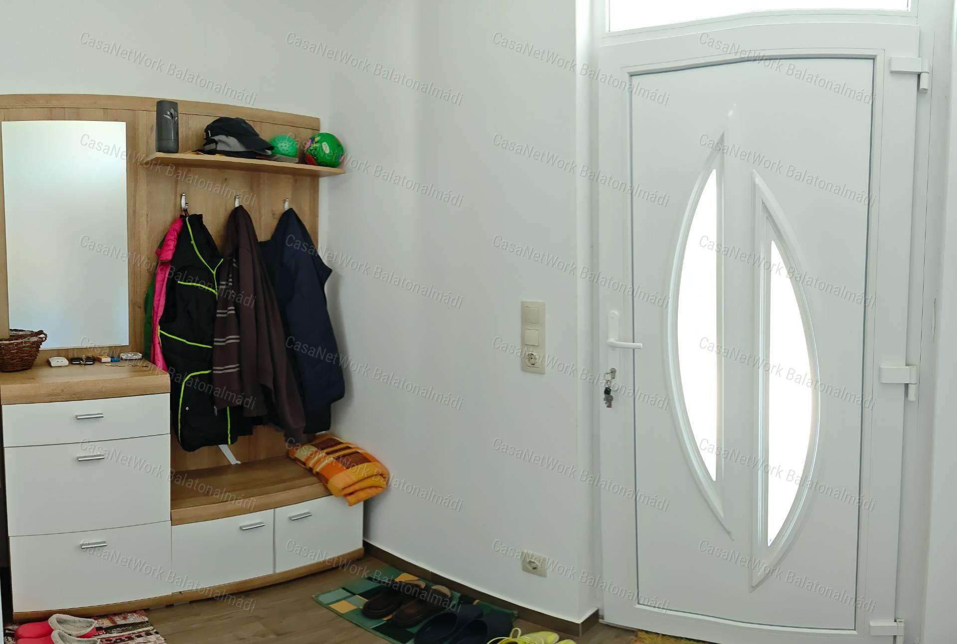 Balatoni panorámás korszerű családi ház eladó Felsőörsön