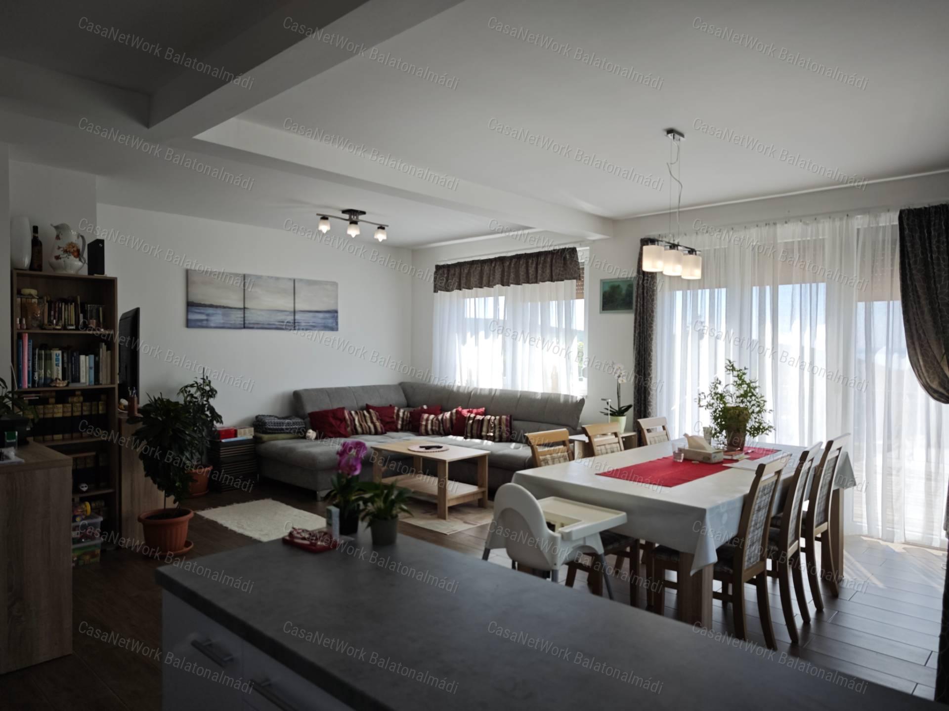 Balatoni panorámás korszerű családi ház eladó Felsőörsön