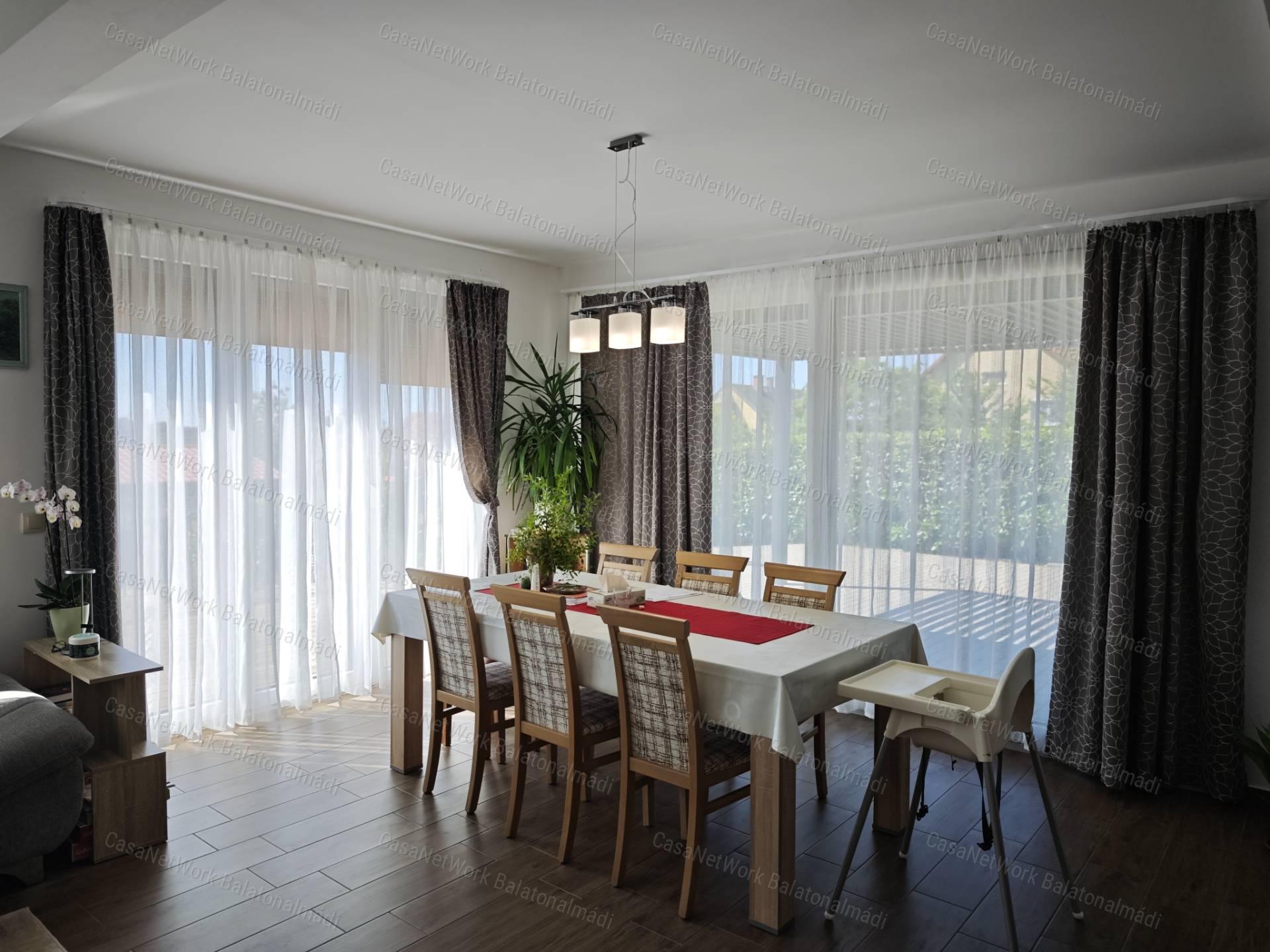 Balatoni panorámás korszerű családi ház eladó Felsőörsön