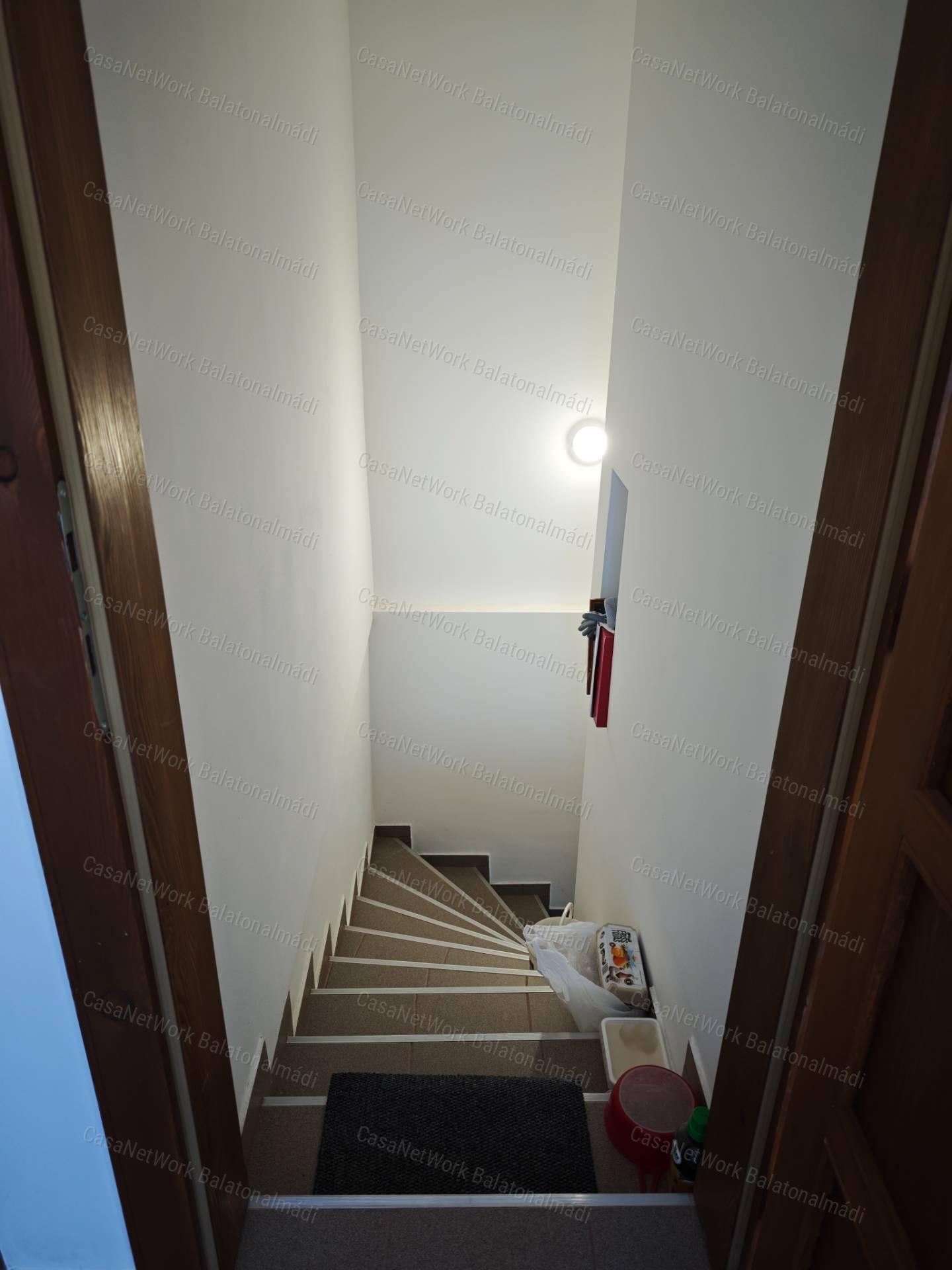 Balatoni panorámás korszerű családi ház eladó Felsőörsön