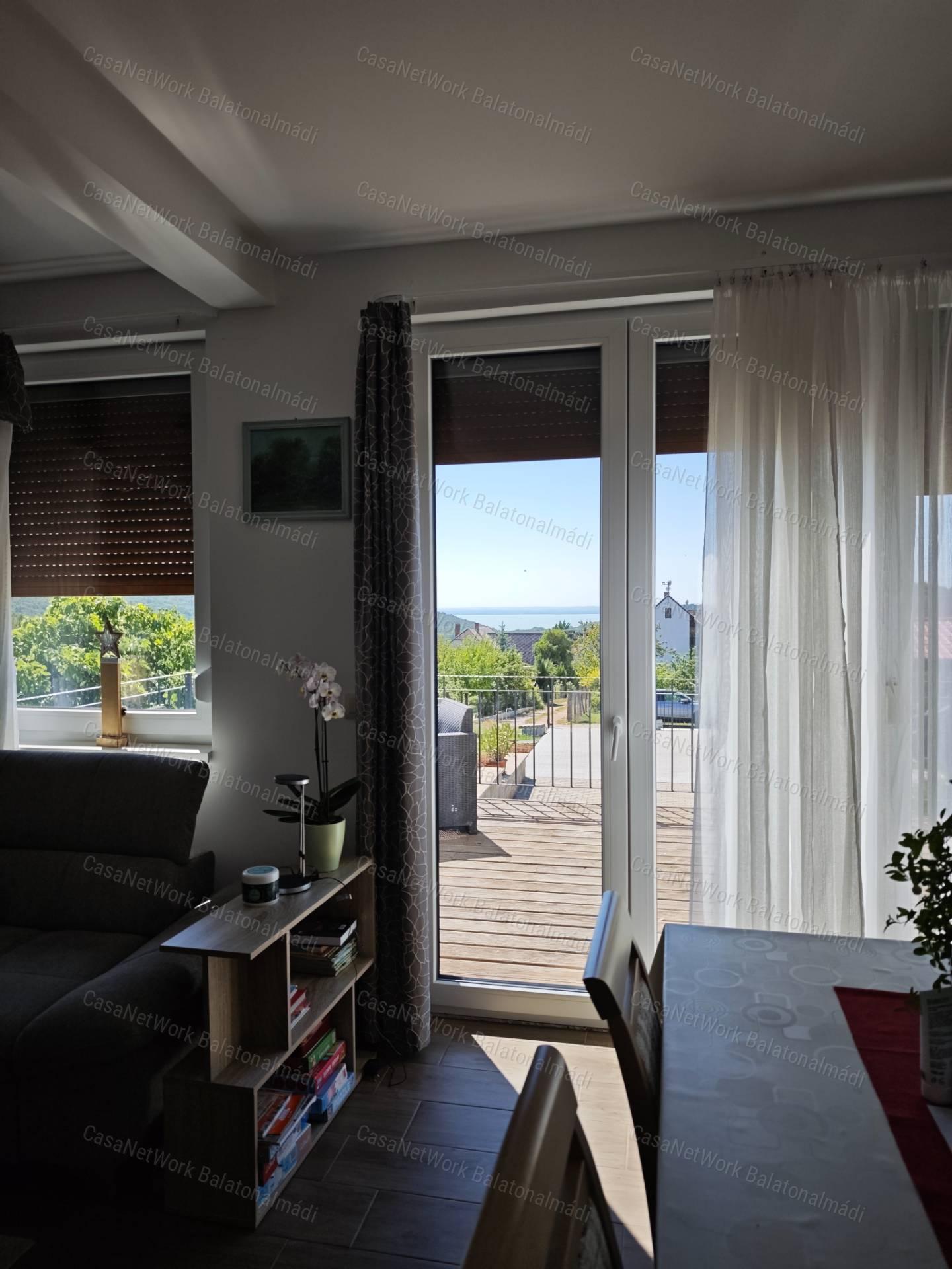 Balatoni panorámás korszerű családi ház eladó Felsőörsön