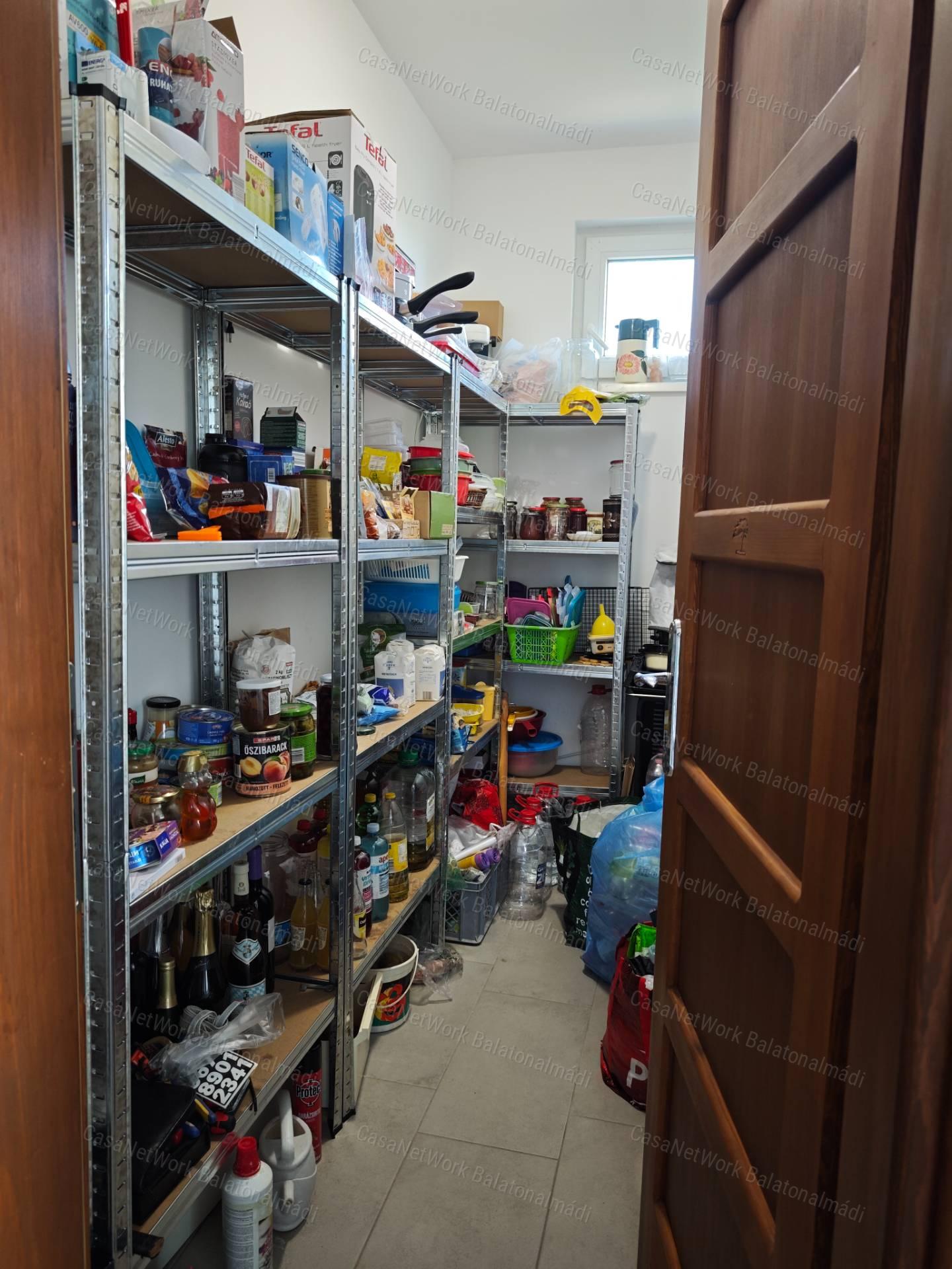 Balatoni panorámás korszerű családi ház eladó Felsőörsön