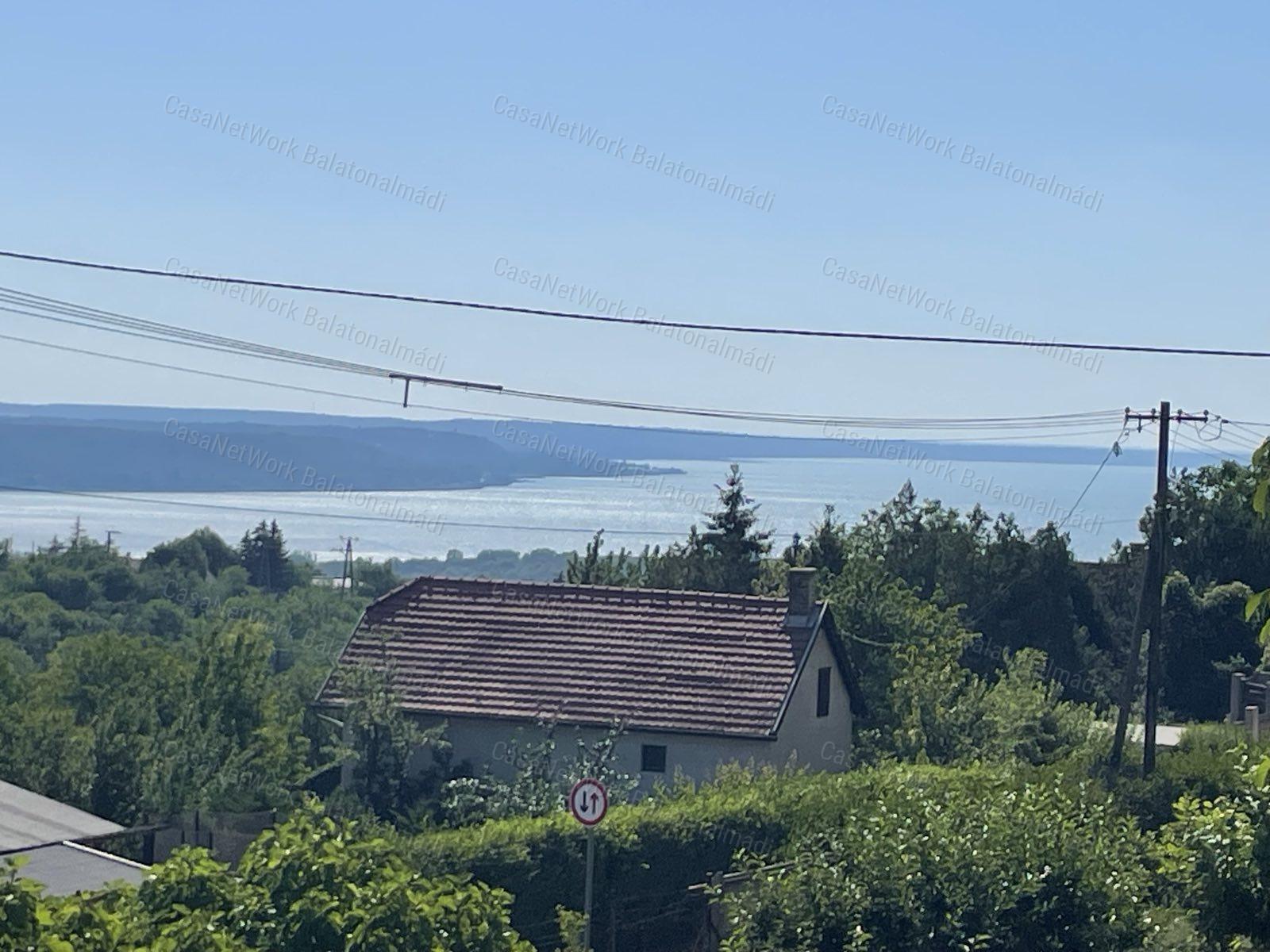 Balatoni panorámás nyaraló eladó Balatonalmádiban