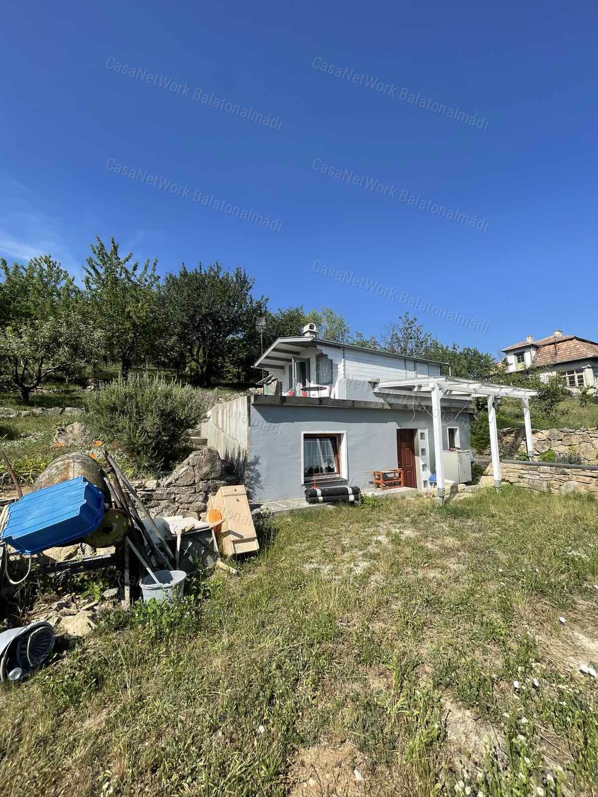 Balatoni panorámás nyaraló eladó Balatonalmádiban