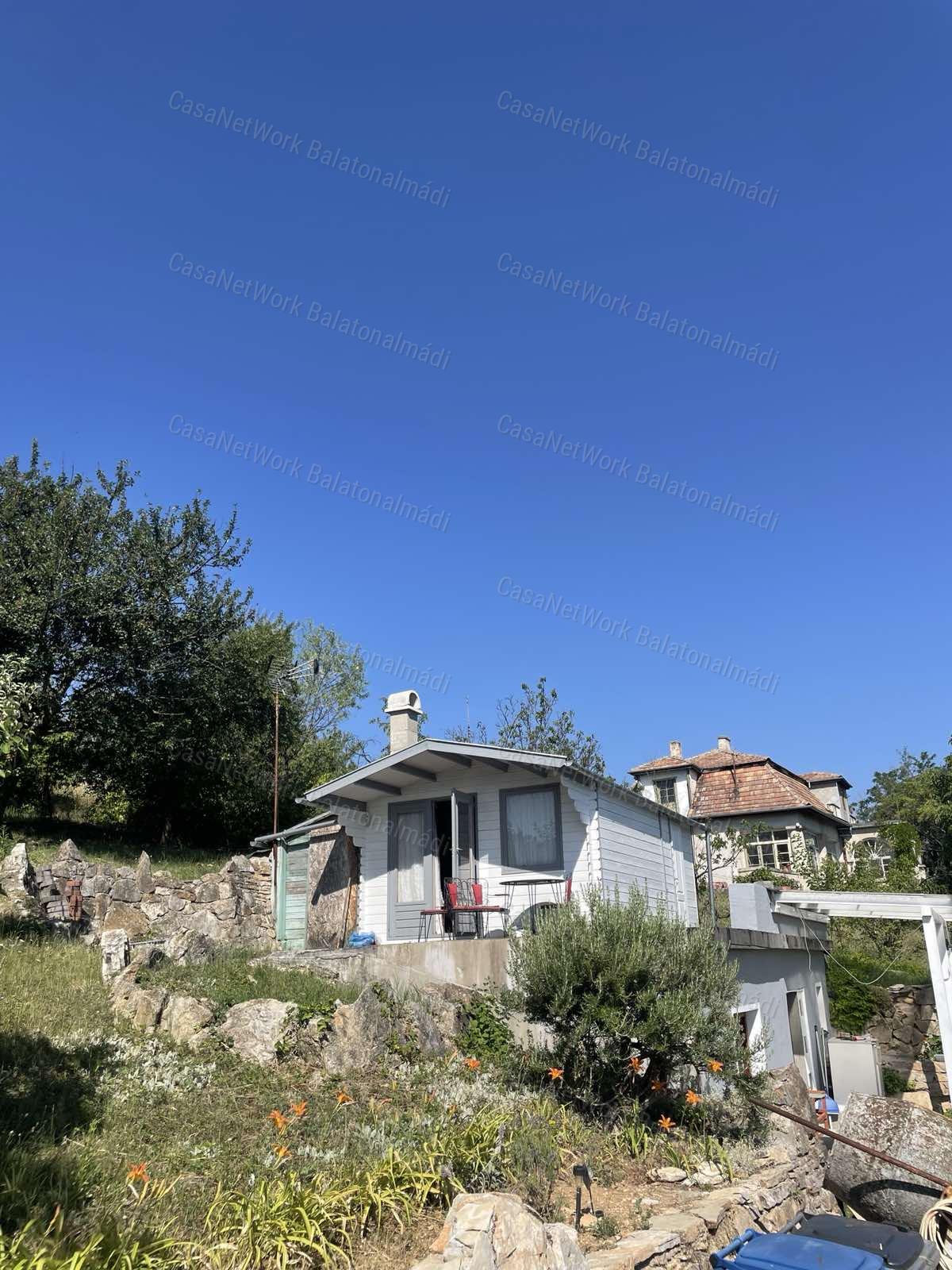 Balatoni panorámás nyaraló eladó Balatonalmádiban