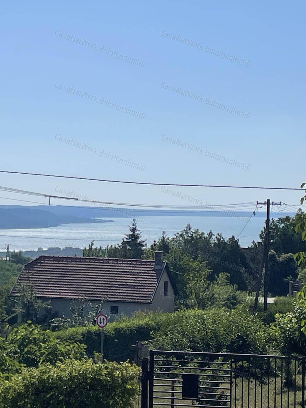 Balatoni panorámás nyaraló eladó Balatonalmádiban