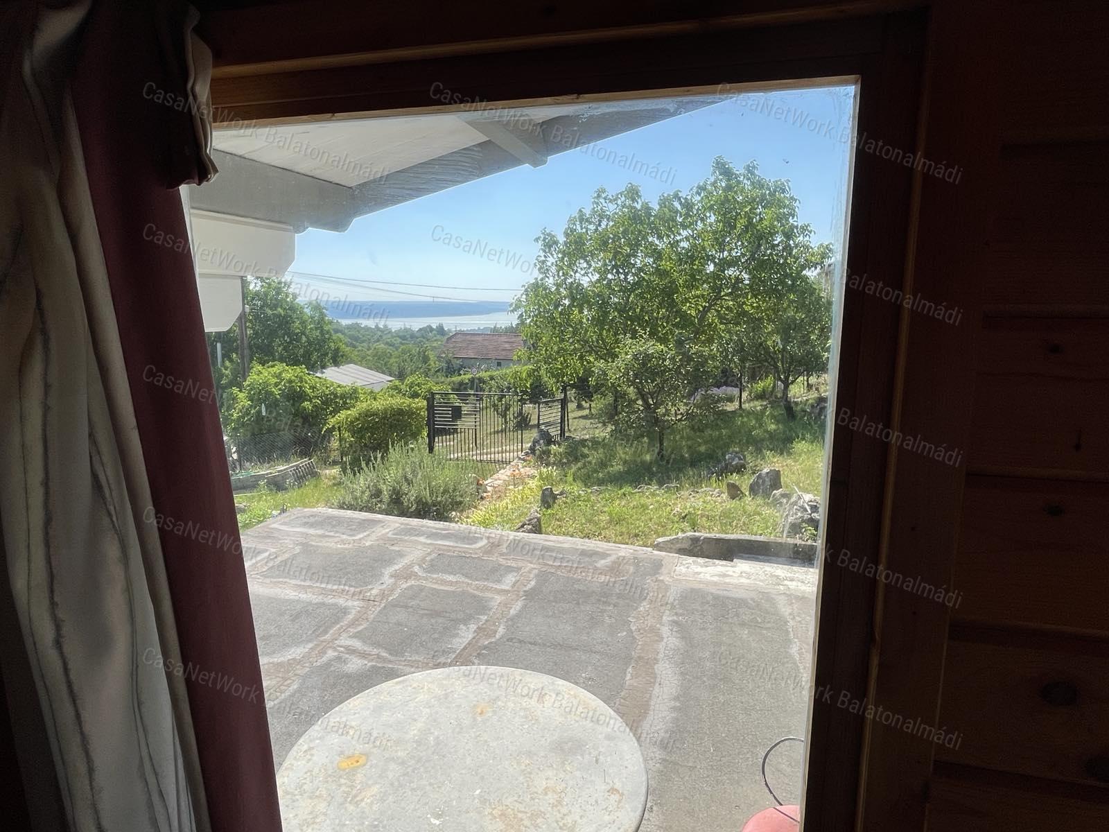 Balatoni panorámás nyaraló eladó Balatonalmádiban