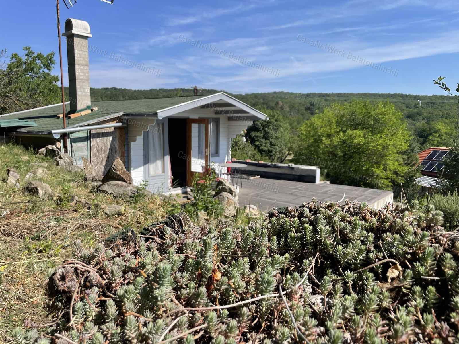 Balatoni panorámás nyaraló eladó Balatonalmádiban
