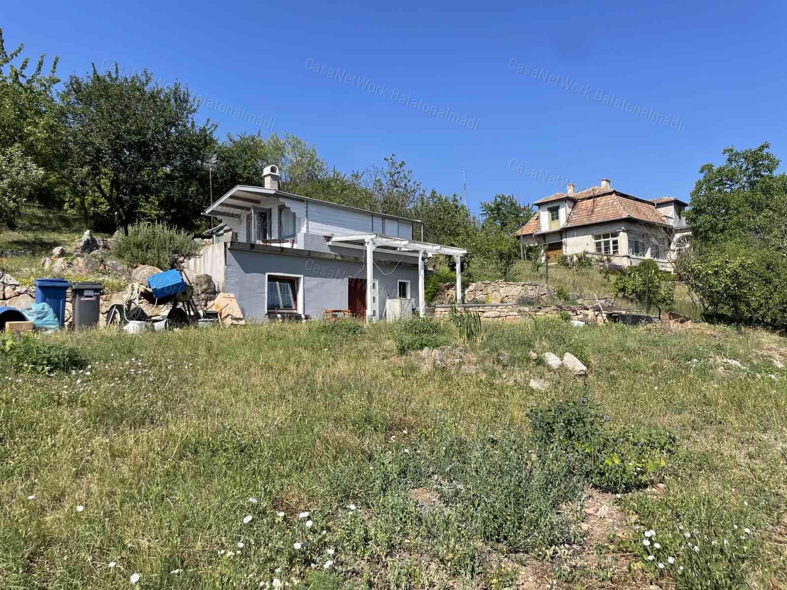 Balatoni panorámás nyaraló eladó Balatonalmádiban