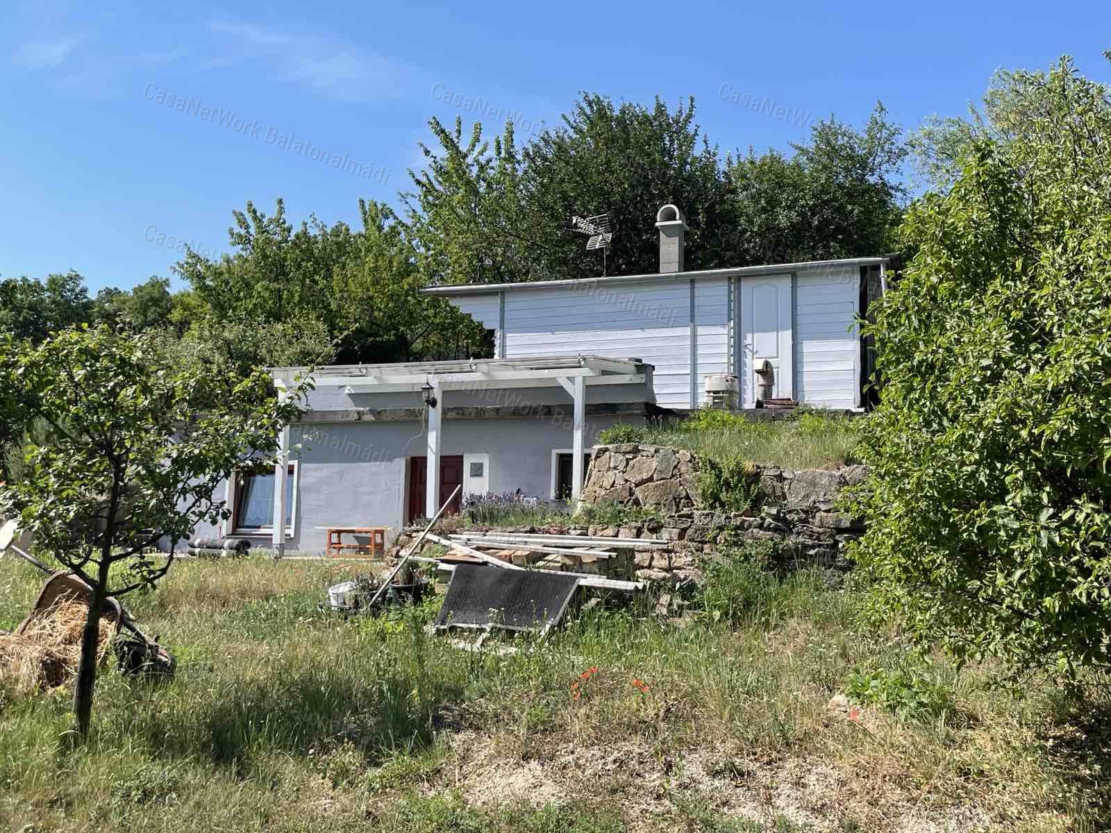 Balatoni panorámás nyaraló eladó Balatonalmádiban