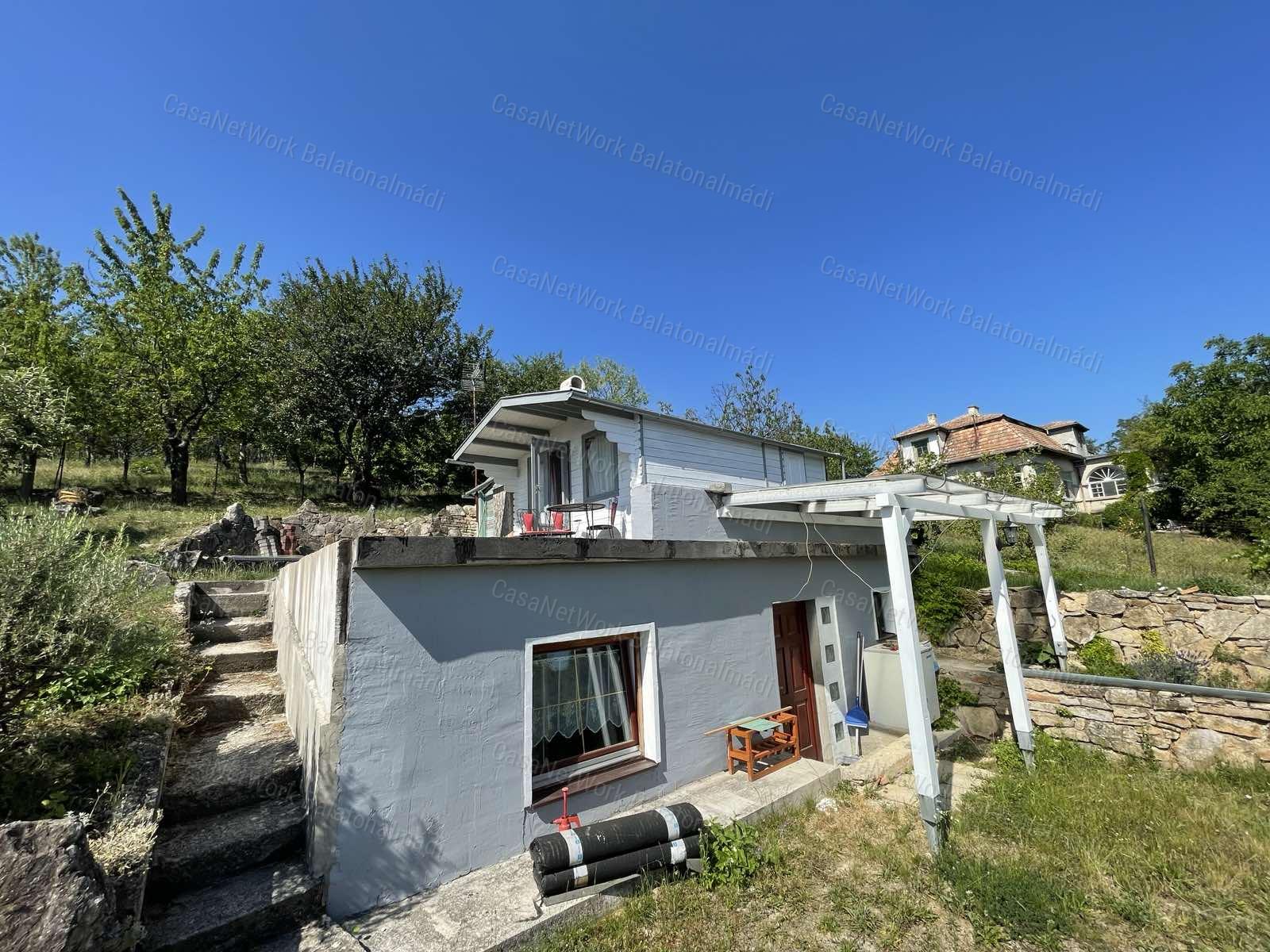 Balatoni panorámás nyaraló eladó Balatonalmádiban