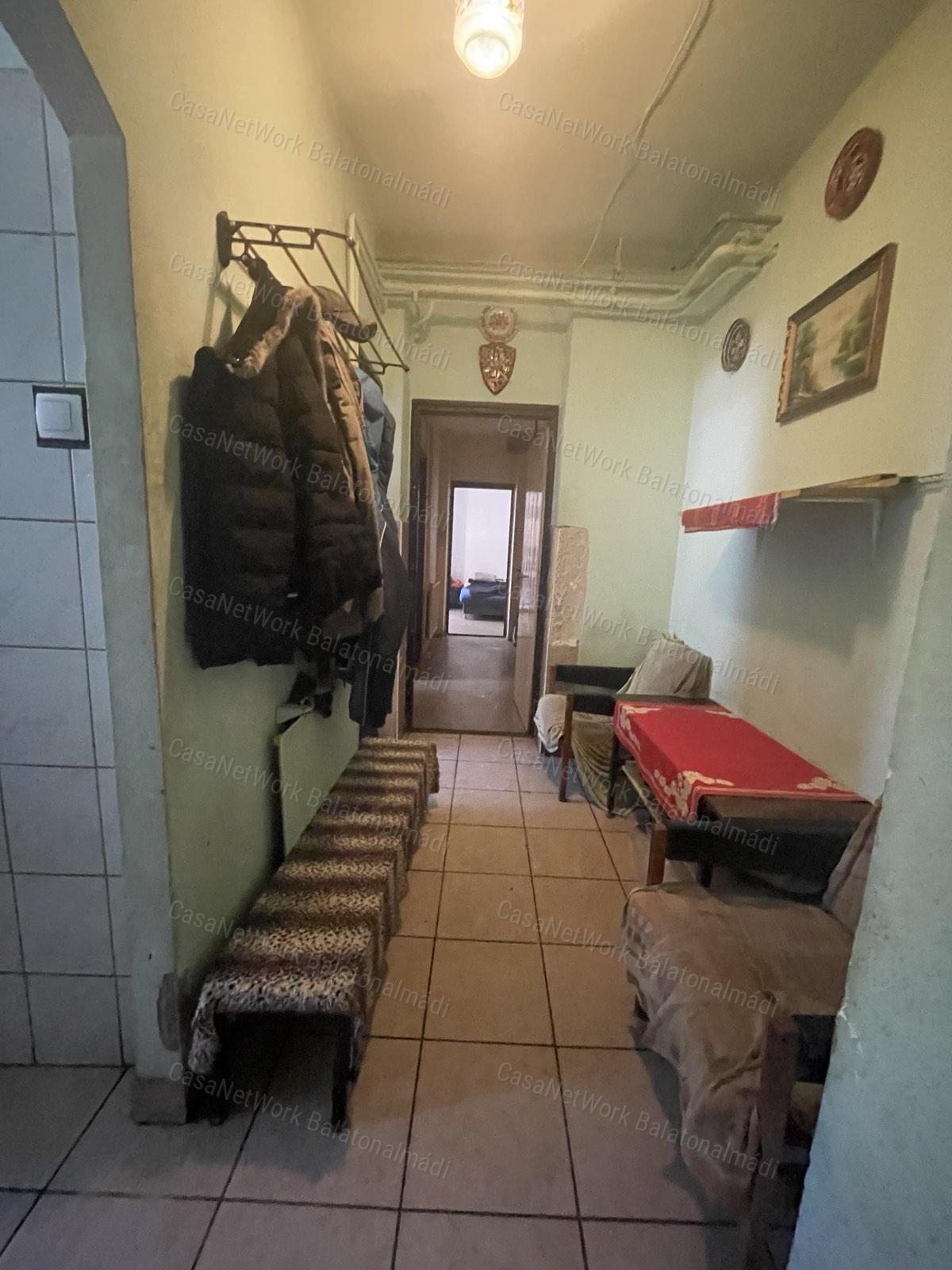Balatonalmádiban felújítandó, földszinti lakás eladó
