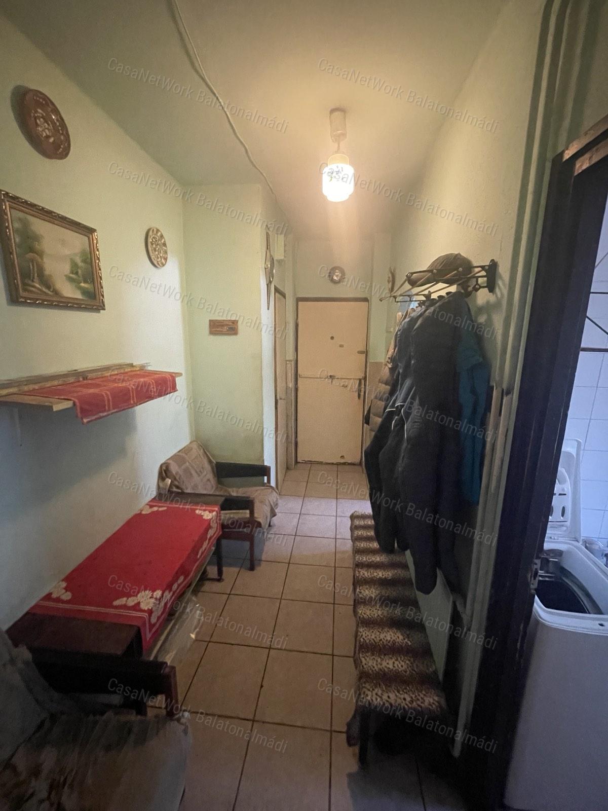 Balatonalmádiban felújítandó, földszinti lakás eladó