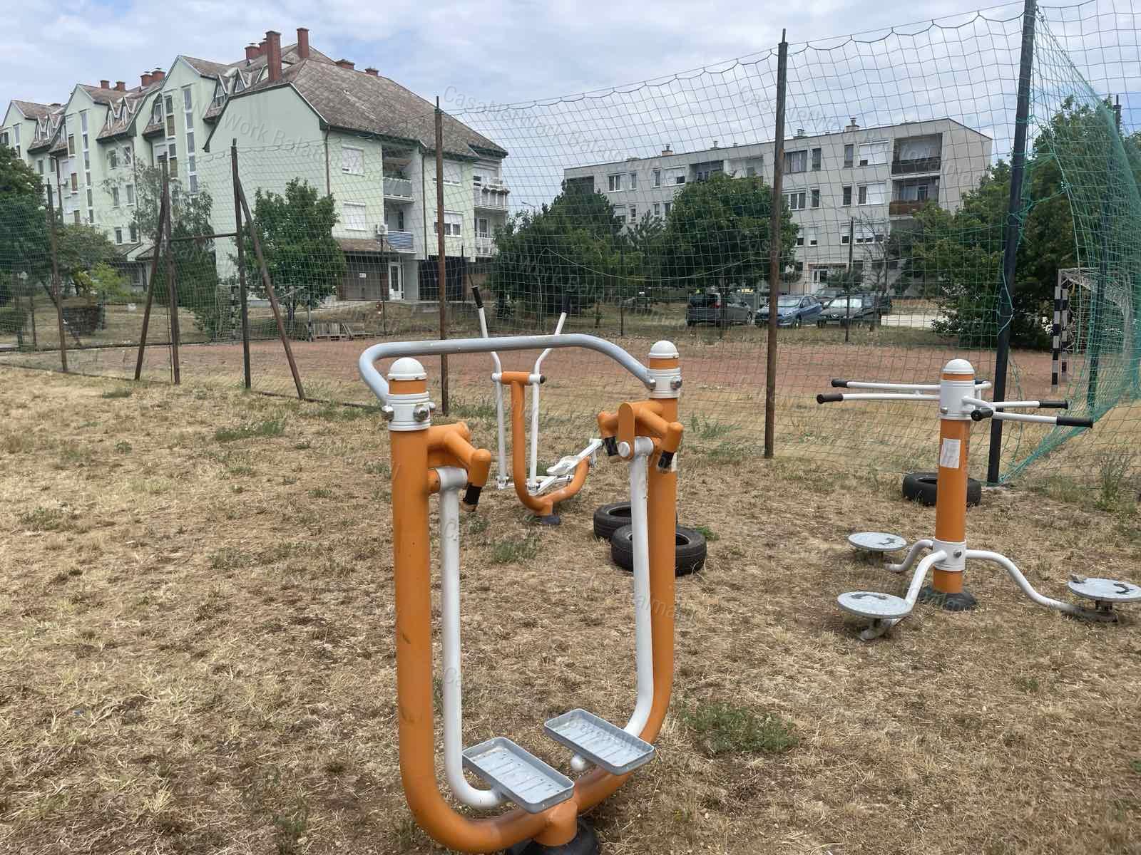 Balatonalmádiban felújítandó, földszinti lakás eladó