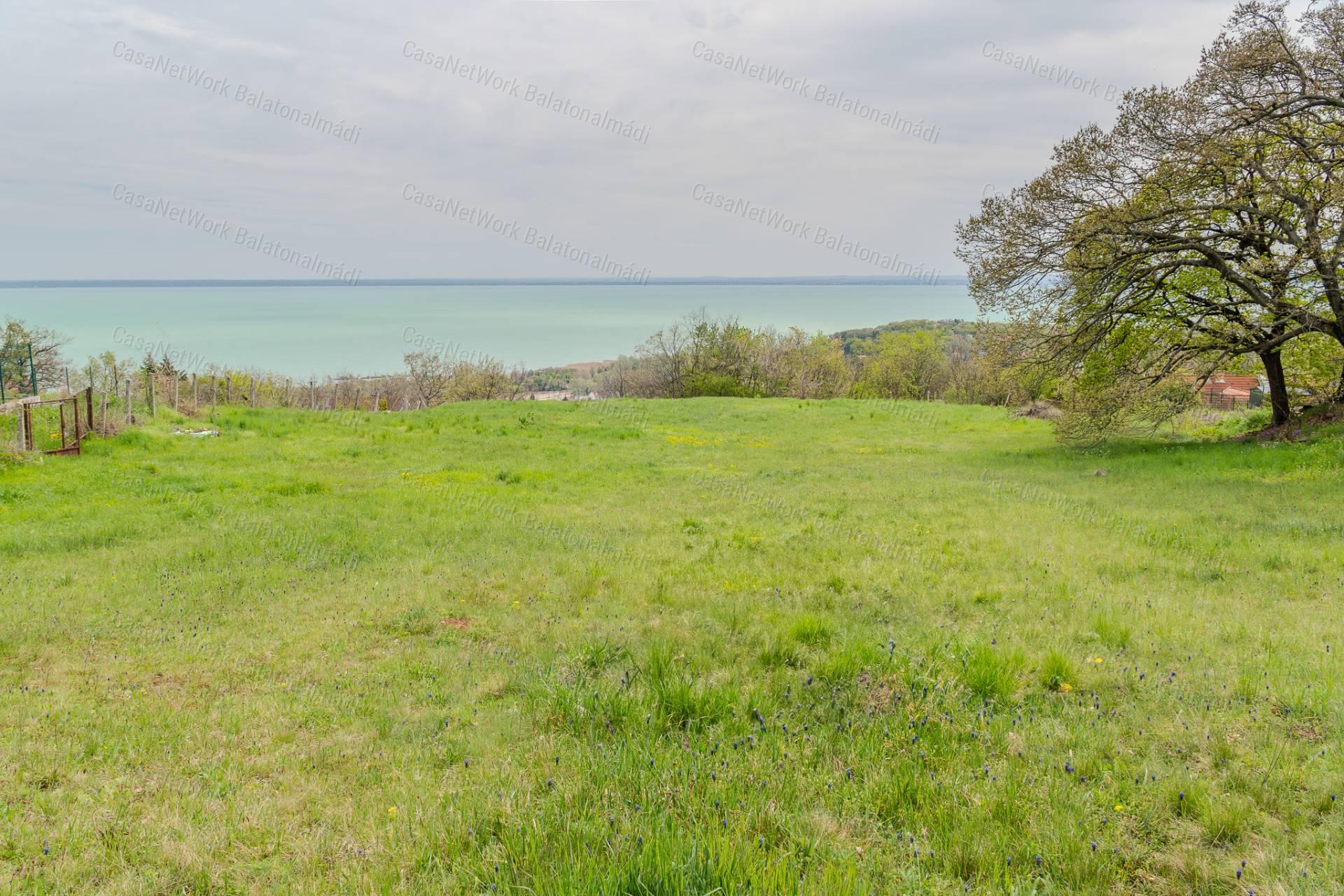 Balatoni panorámás telek eladó Balatonalmádiban