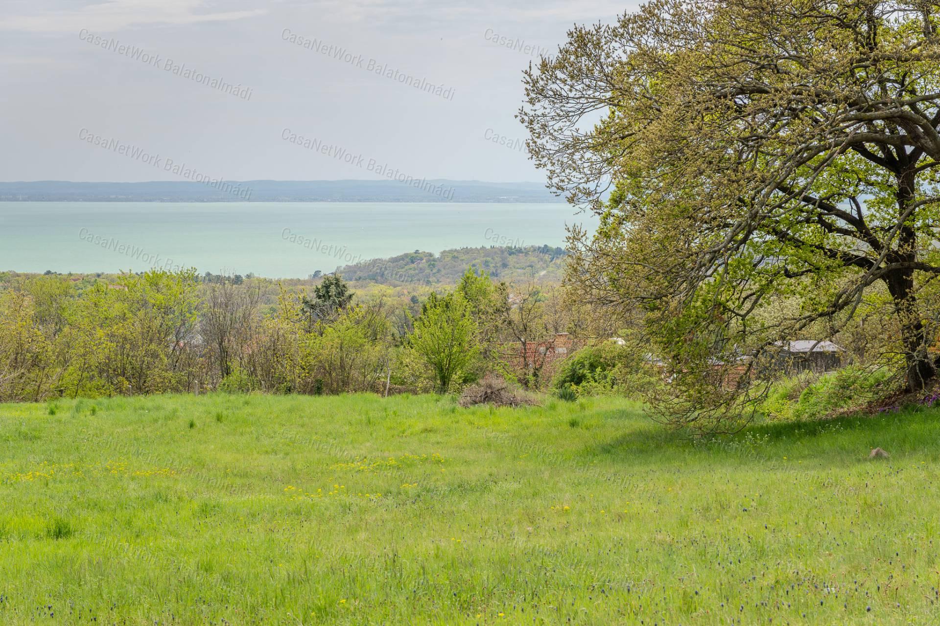 Balatoni panorámás telek eladó Balatonalmádiban
