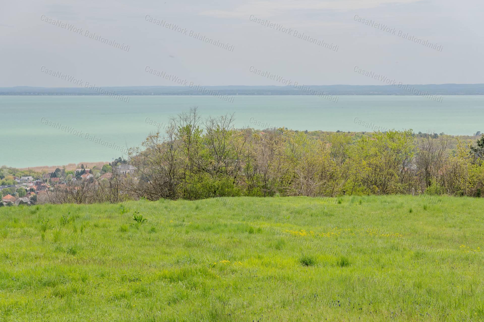 Balatoni panorámás telek eladó Balatonalmádiban