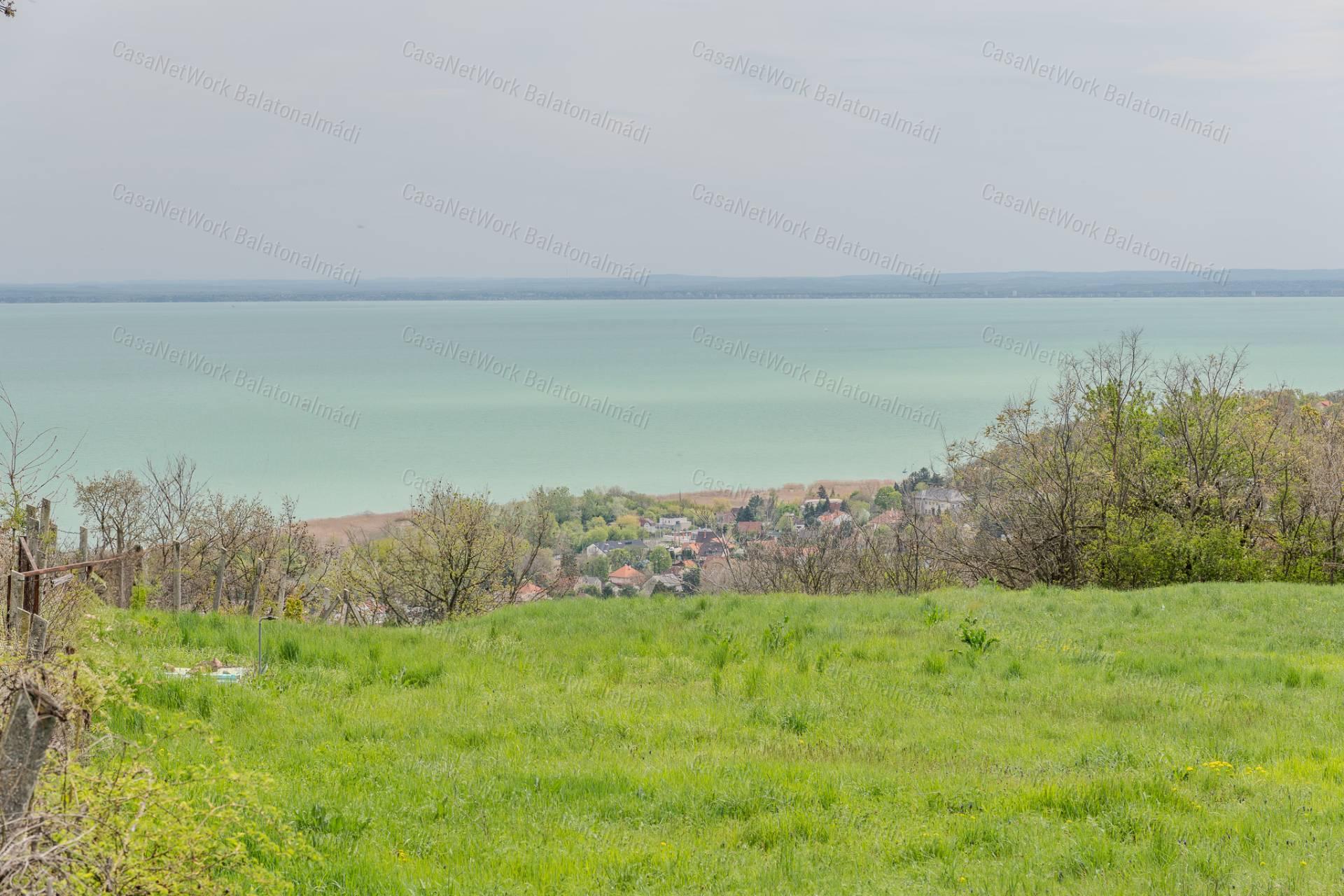 Balatoni panorámás telek eladó Balatonalmádiban