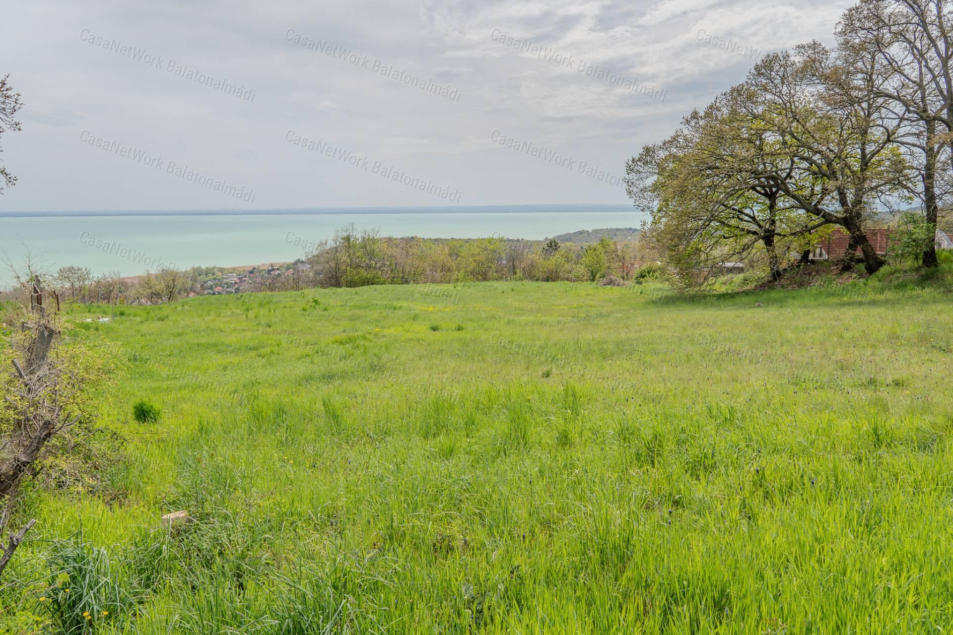 Balatoni panorámás telek eladó Balatonalmádiban