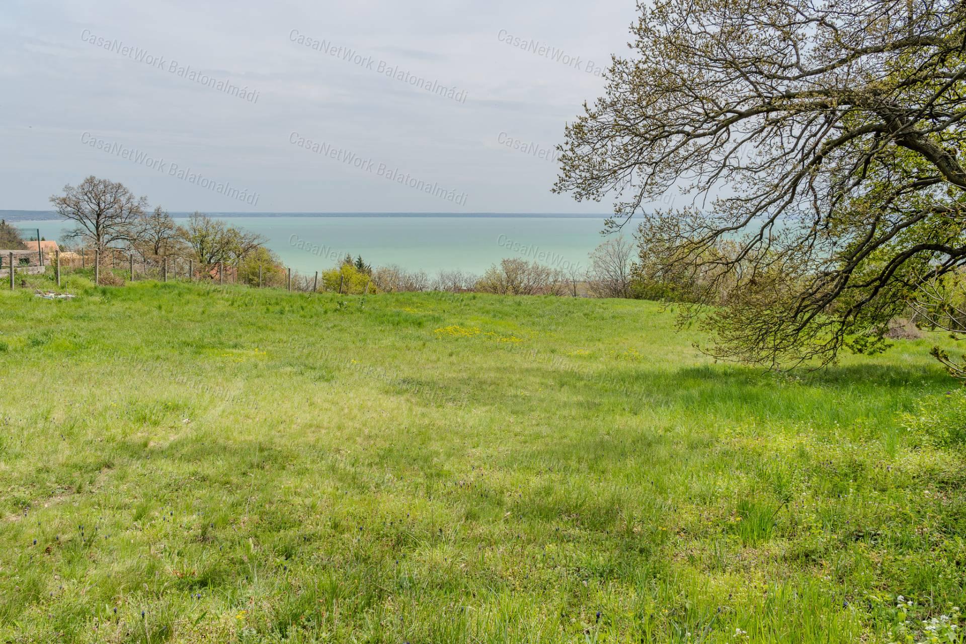Balatoni panorámás telek eladó Balatonalmádiban