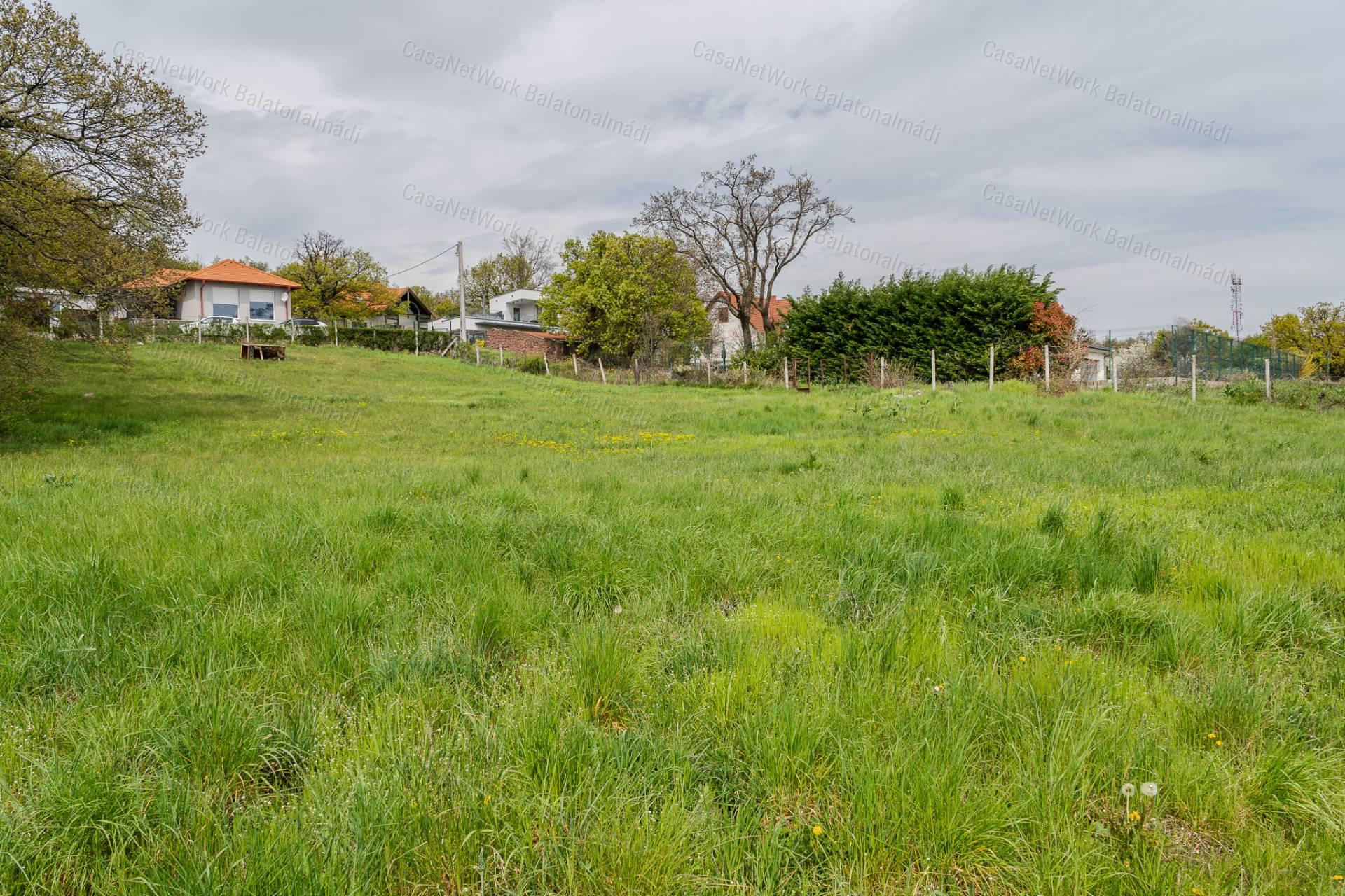 Balatoni panorámás telek eladó Balatonalmádiban