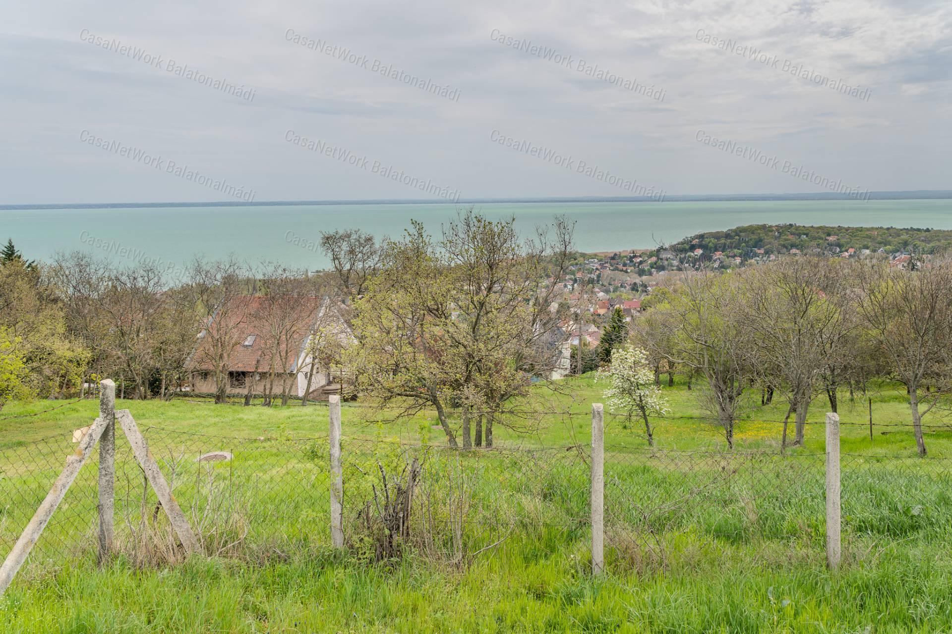 Balatoni panorámás telek eladó Balatonalmádiban