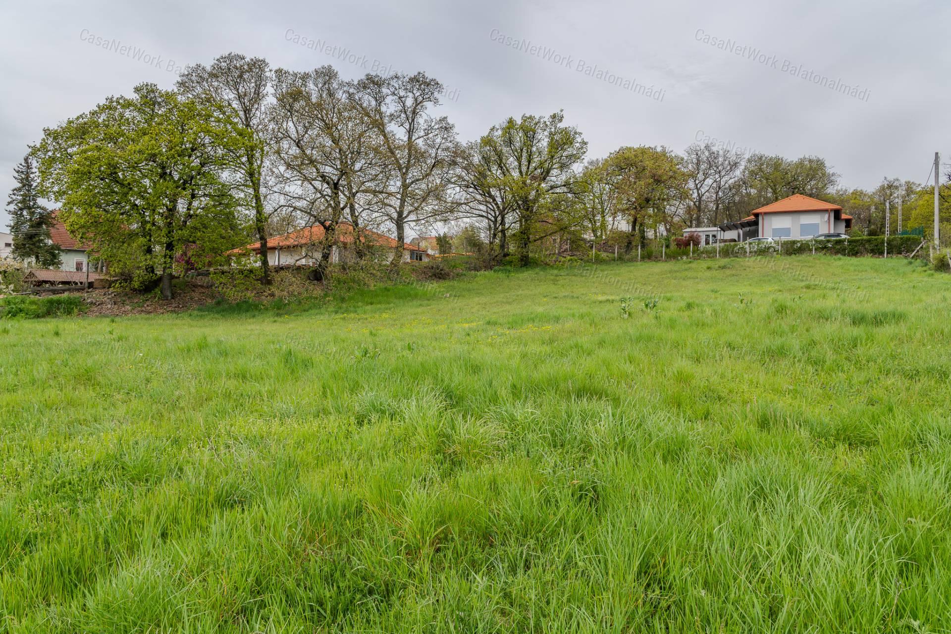 Balatoni panorámás telek eladó Balatonalmádiban