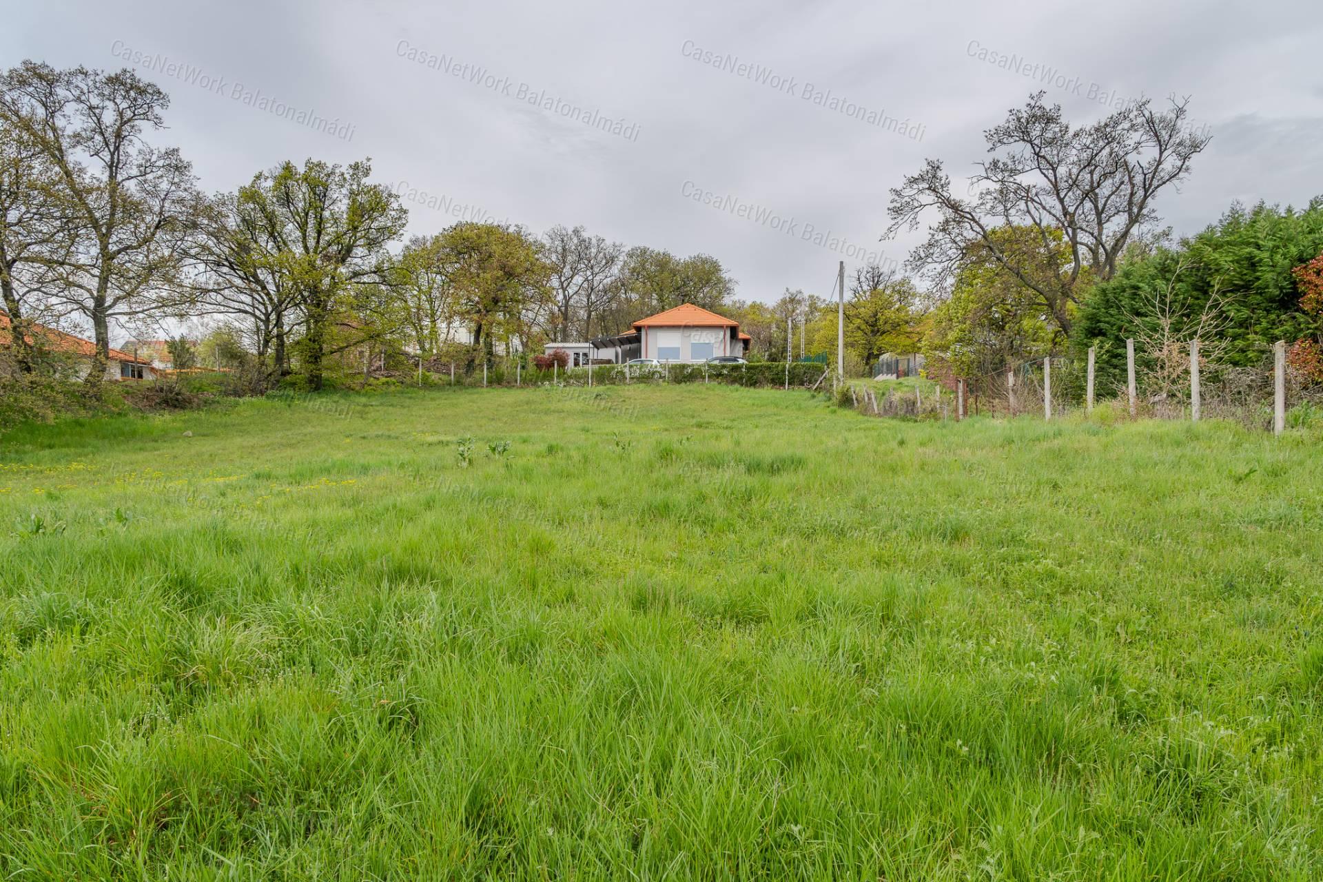 Balatoni panorámás telek eladó Balatonalmádiban